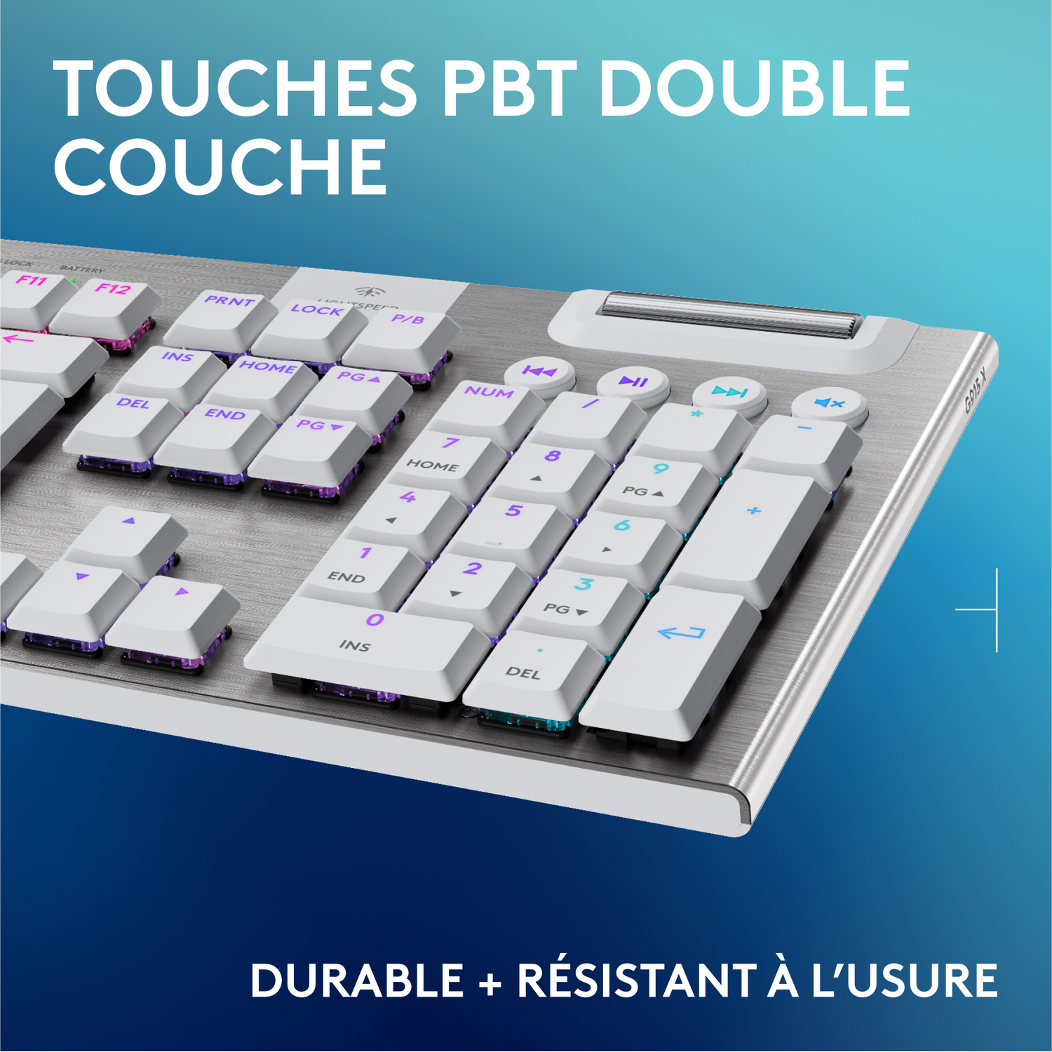 Gros plan du clavier. Touches blanches avec accents violets et bleus. Texte 'TOUCHES PBT DOUBLE COUCHE'.
