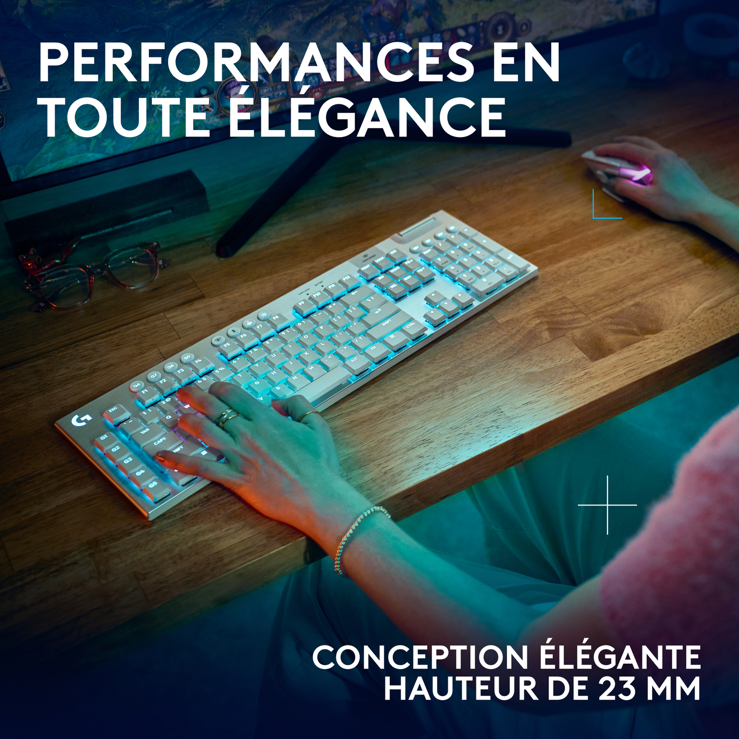 Personne utilisant un clavier avec des lumières. Texte : Design élégant, hauteur 23 mm.
