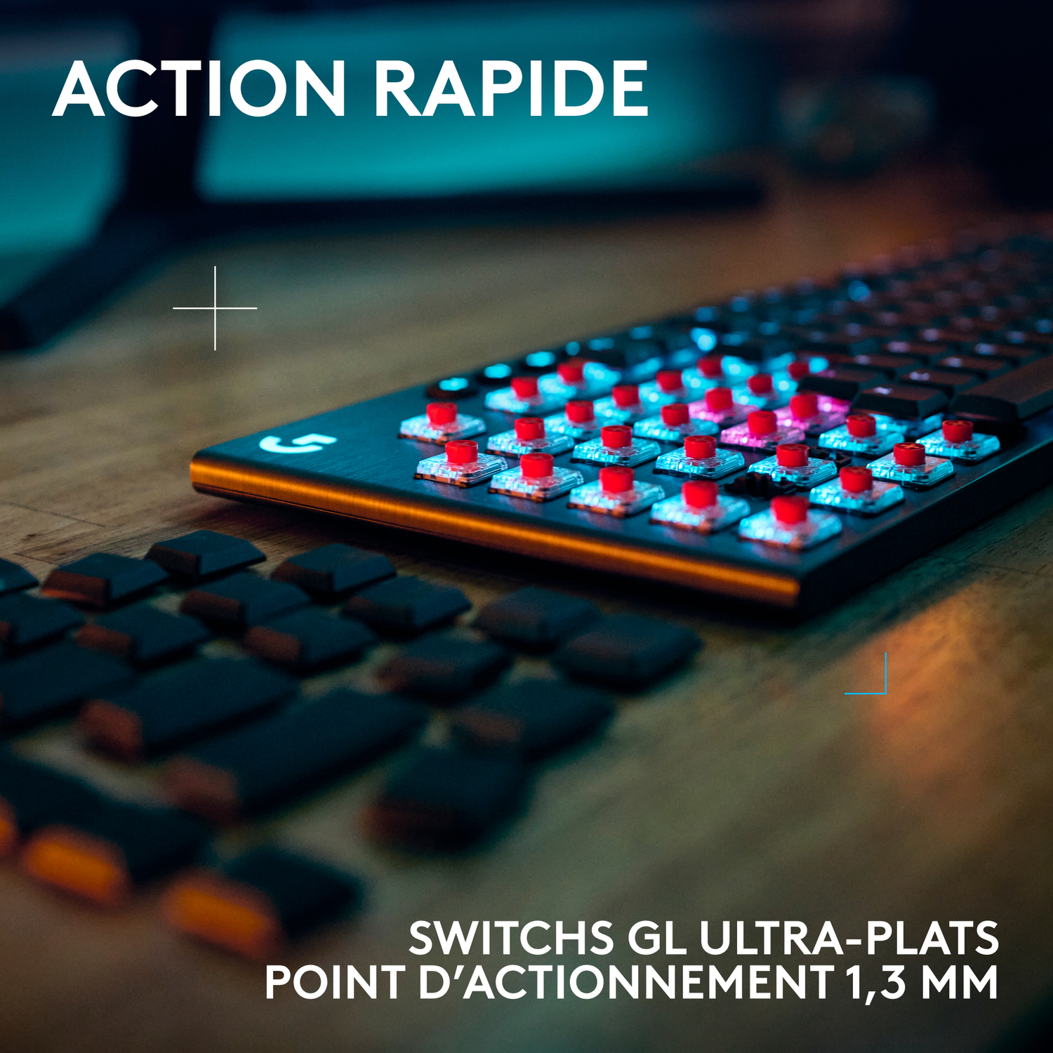 Clavier noir avec touches rouges, texte en haut et en bas.