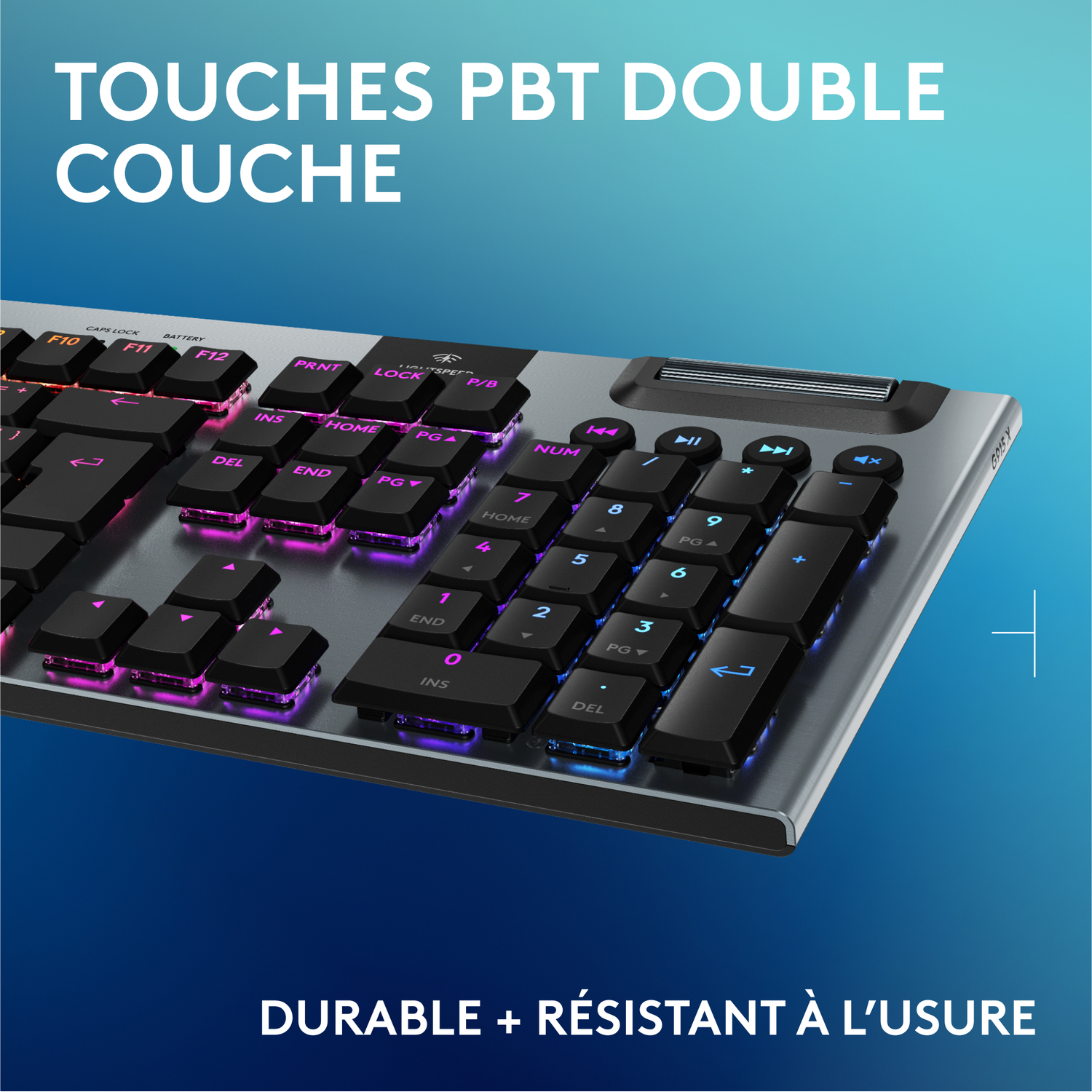 Gros plan sur un clavier avec des touches éclairées et une lueur inférieure bleue et rose.