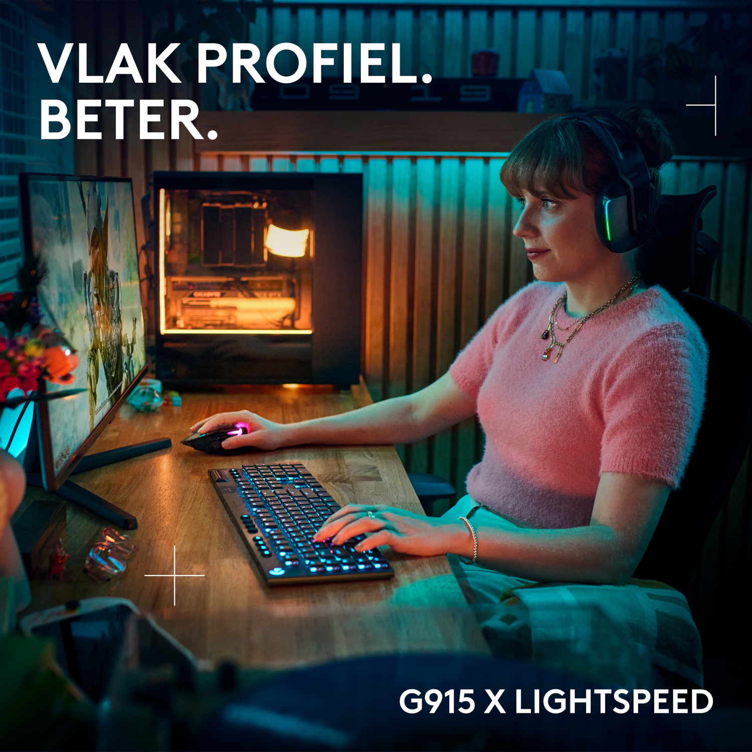 Woman using a gaming PC with a keyboard and mouse. Text: Vlak Profiel. Beter.