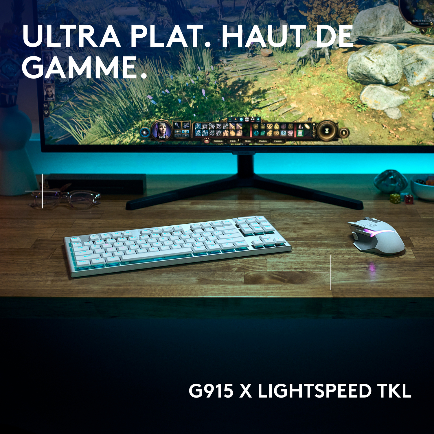 Un clavier et une souris sur un bureau en bois avec une scène de jeu en arrière-plan.