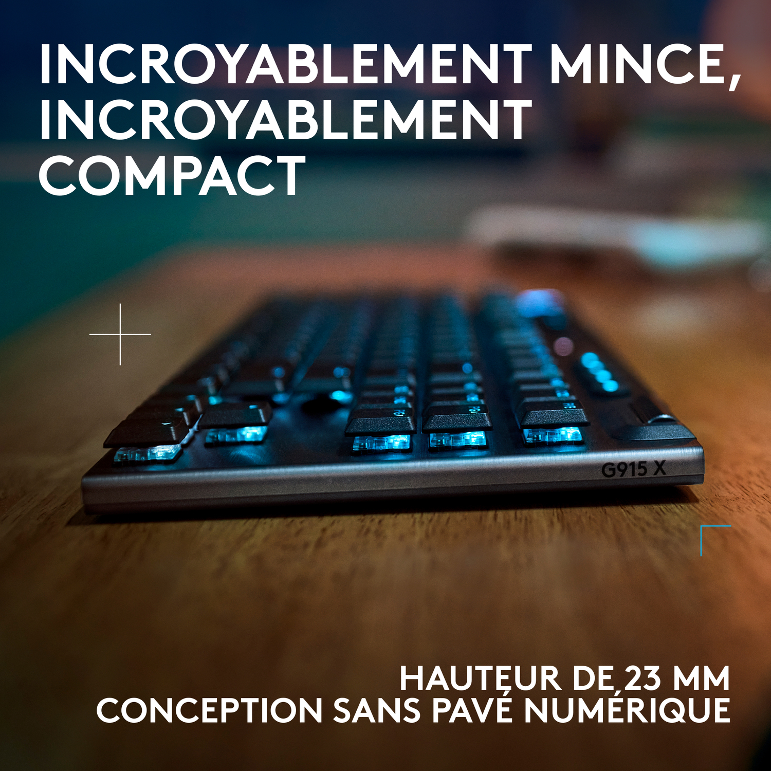 Un clavier noir avec des touches rétro-éclairées bleues sur une surface en bois, avec du texte en français et un signe plus.