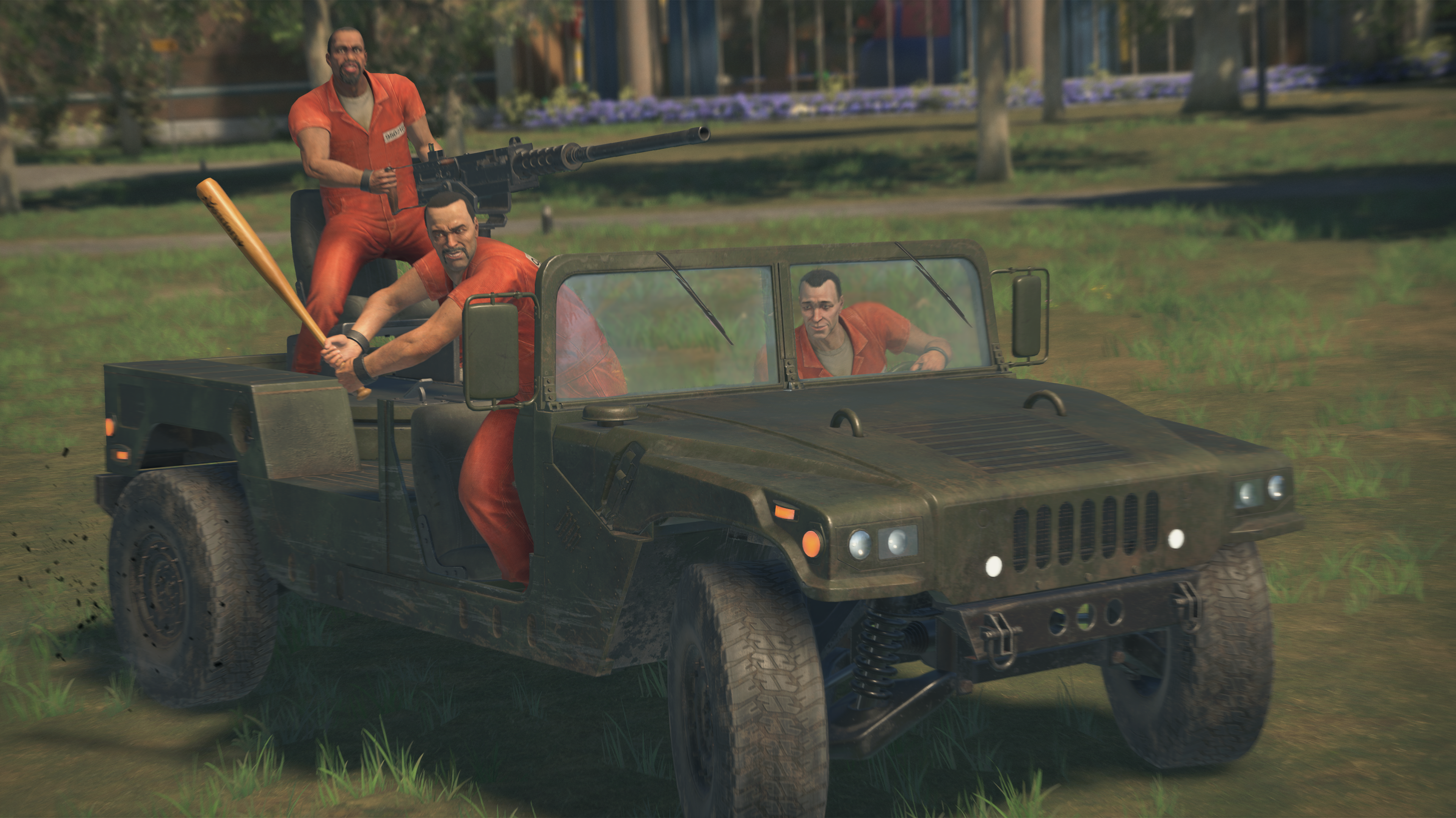 Trois hommes en uniforme orange sont sur un Humvee, un avec une batte. Champ vert en arrière-plan.