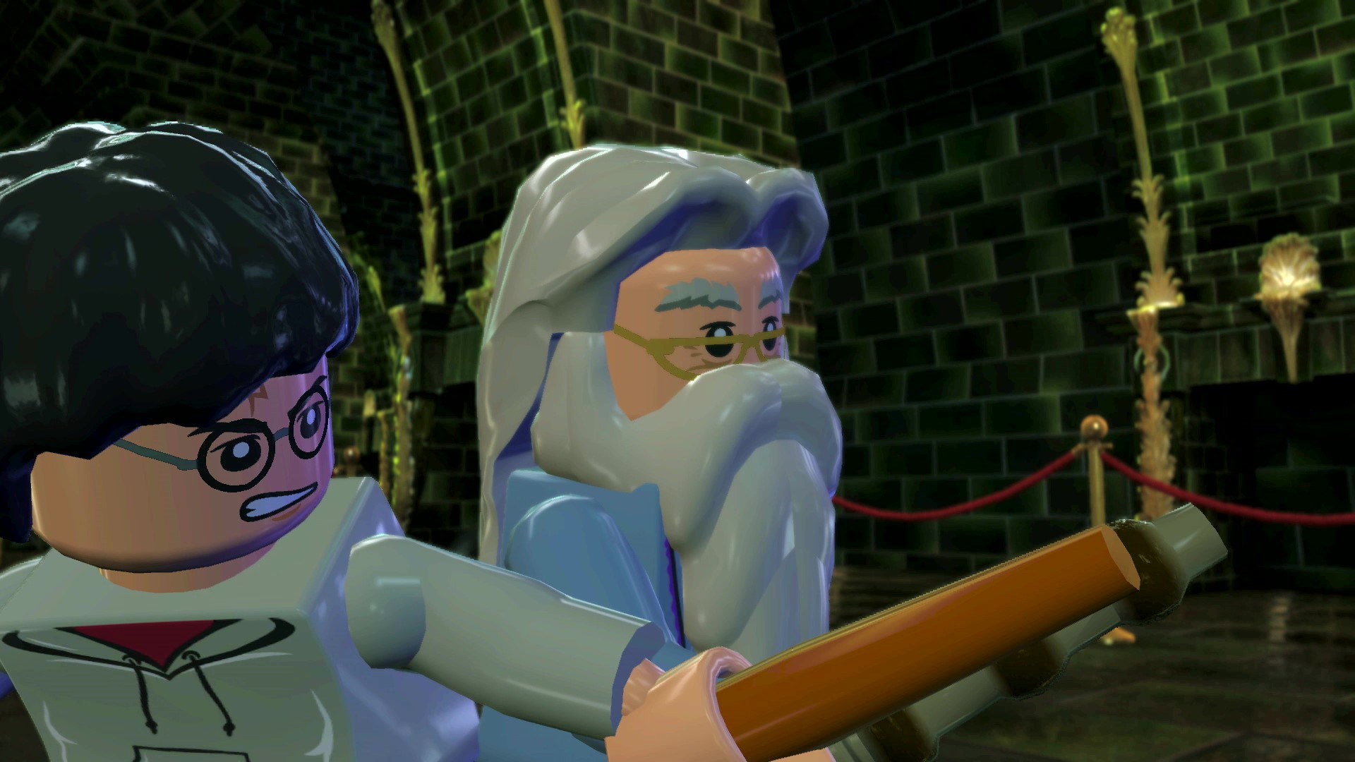 Lego Harry Potter und Dumbledore schauen sich etwas an. Harry hält einen Zauberstab. Dunkelgrüner Hintergrund.