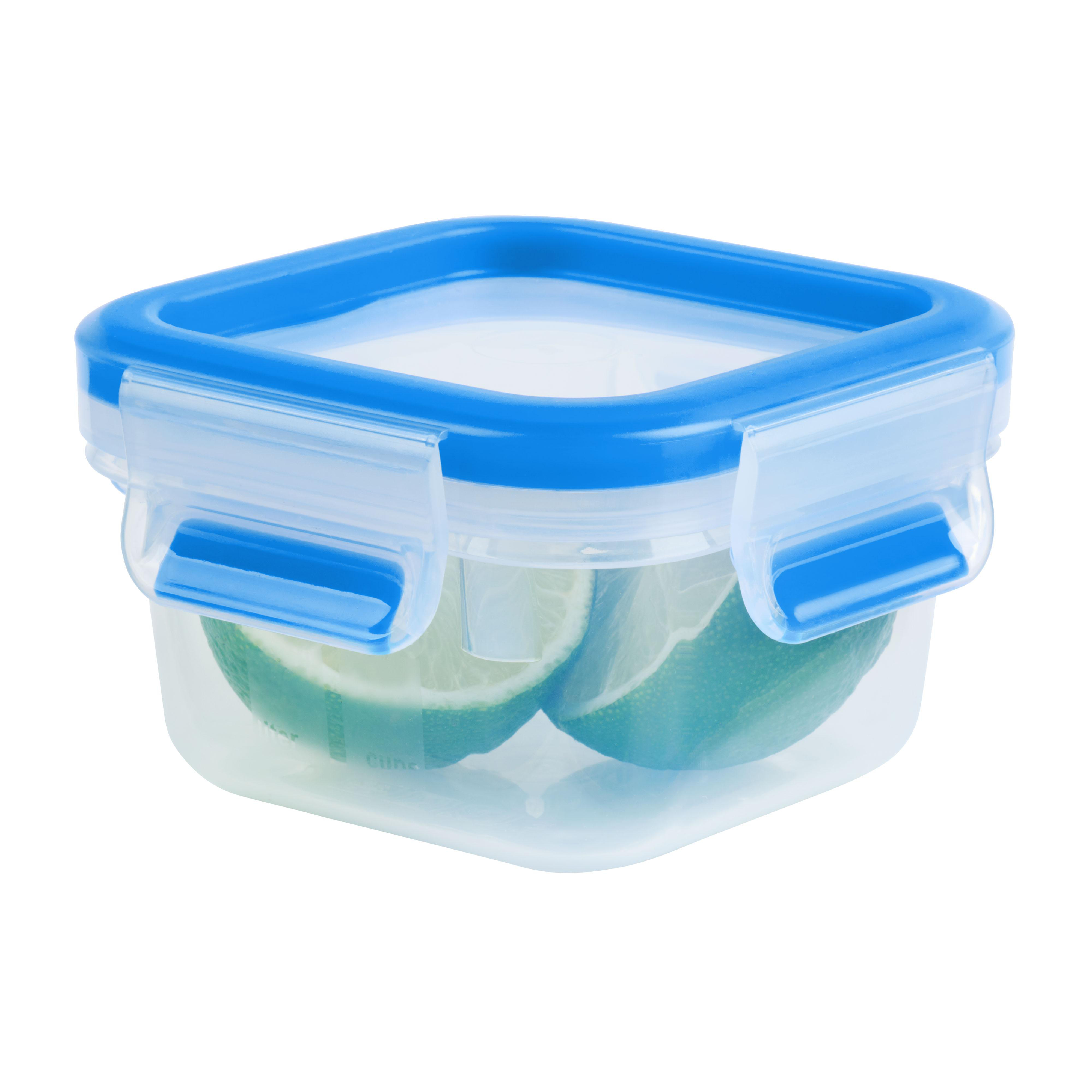 Transparenter Lebensmittelbehälter mit blauem Deckel. Enthält zwei Limettenhälften. Quadratische Form.