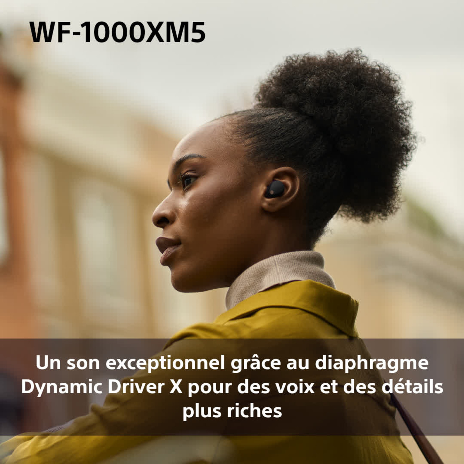 Femme avec des écouteurs. Texte : son exceptionnel, pilote dynamique pour des voix plus riches.