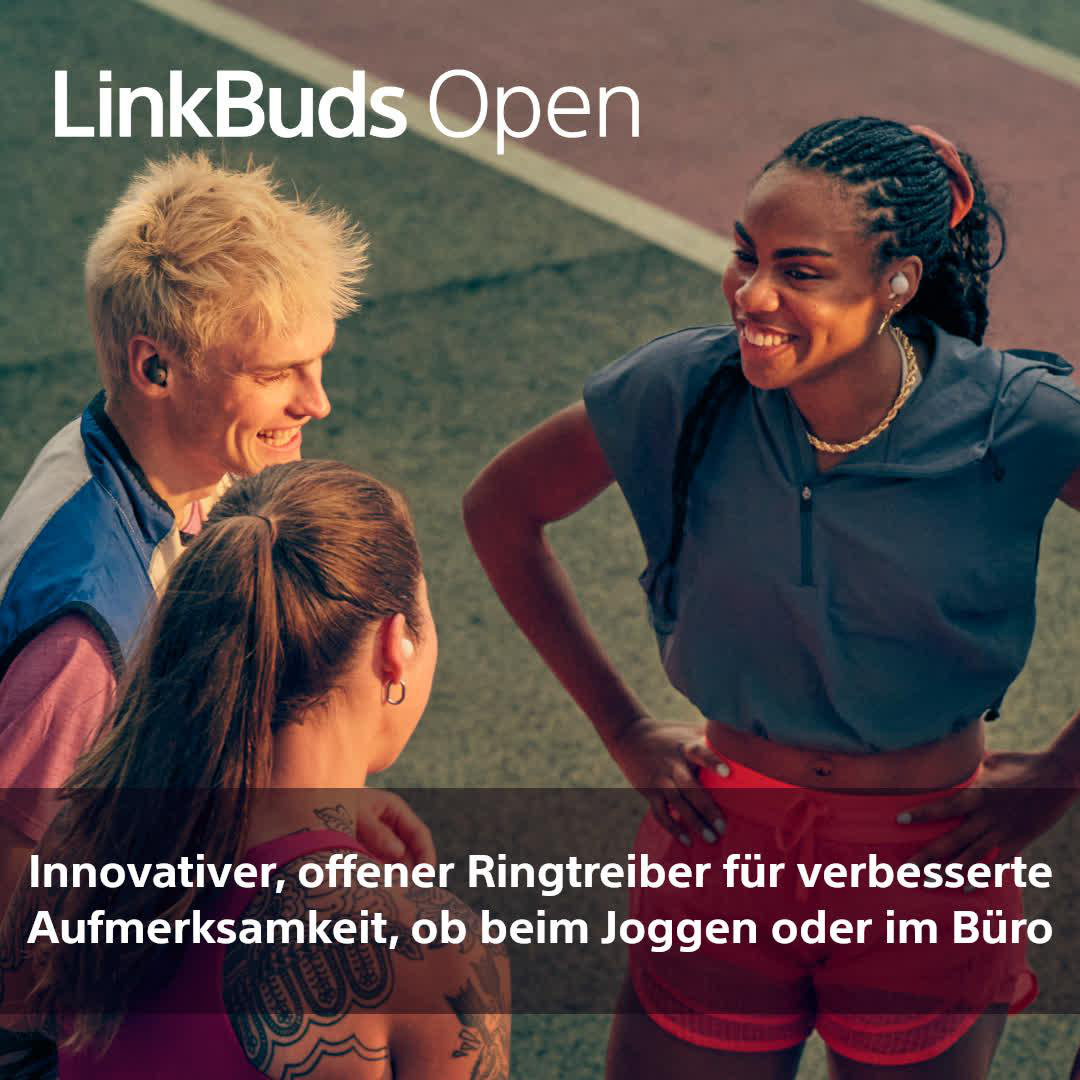 Drei Leute mit Ohrhörern, lächeln. Einer trägt ein blaues Hemd und zwei schauen sich an.