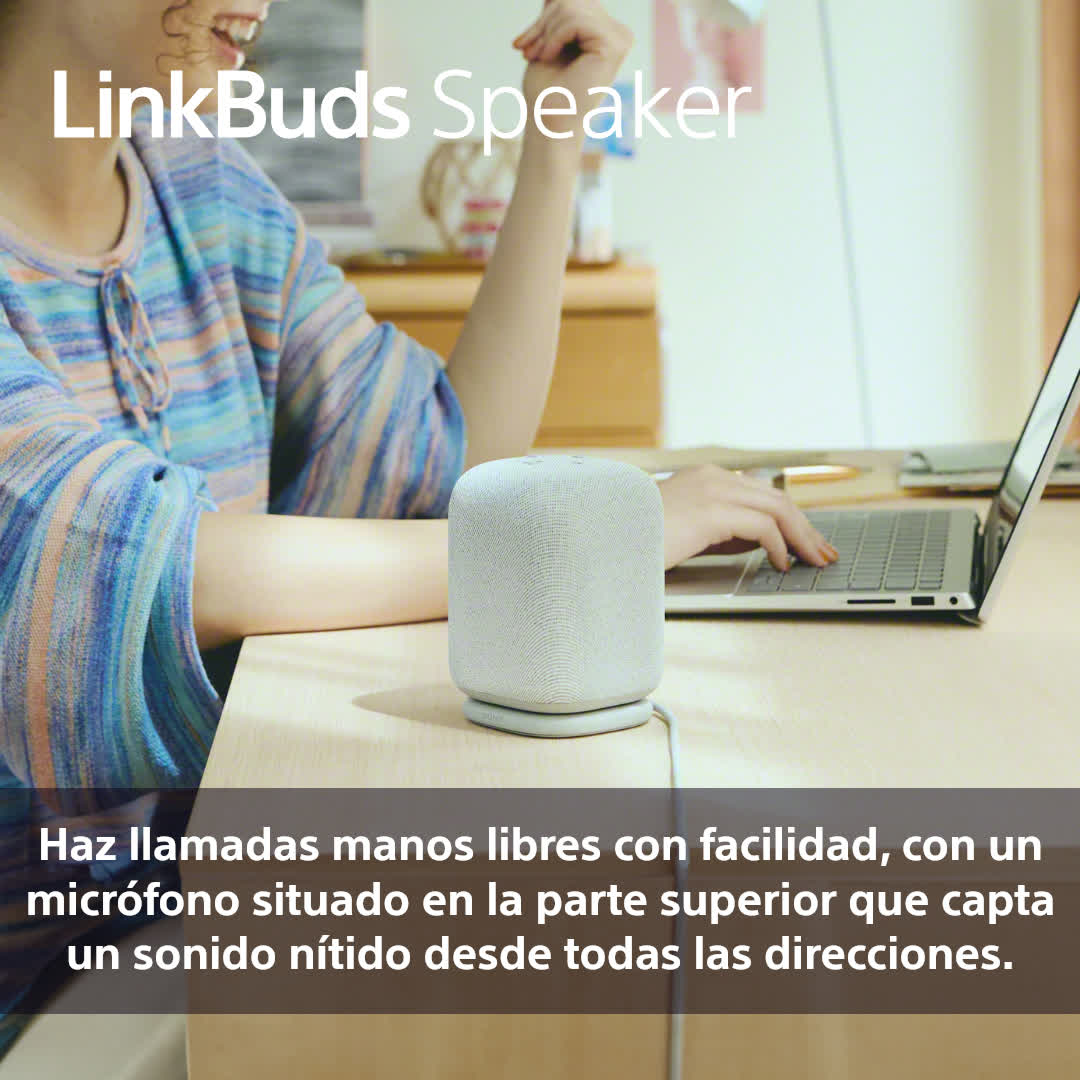 Un hombre con auriculares y un teléfono, con una laptop delante.