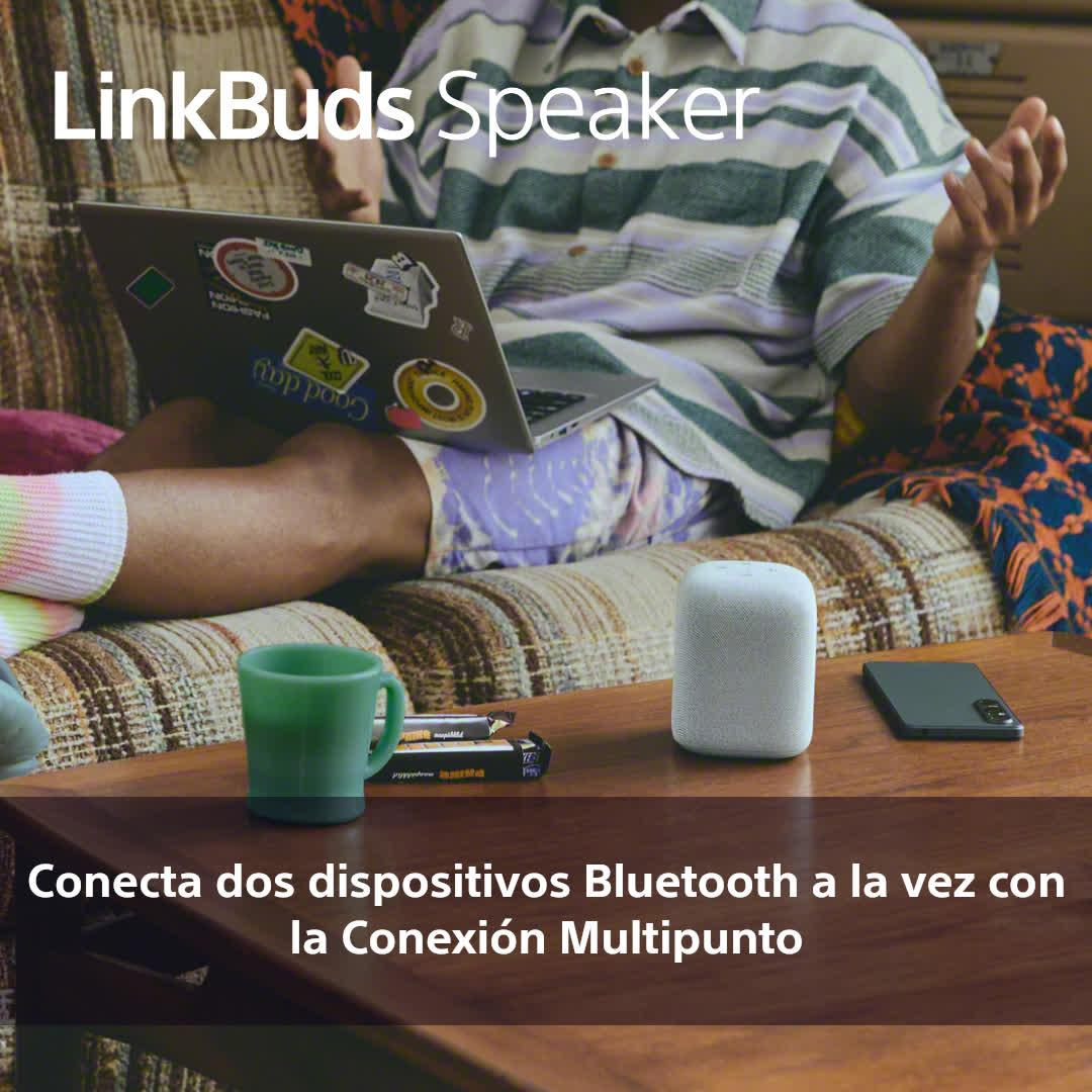 Persona en sofá con altavoz, teléfono y taza. Texto sobre conexión multipunto.