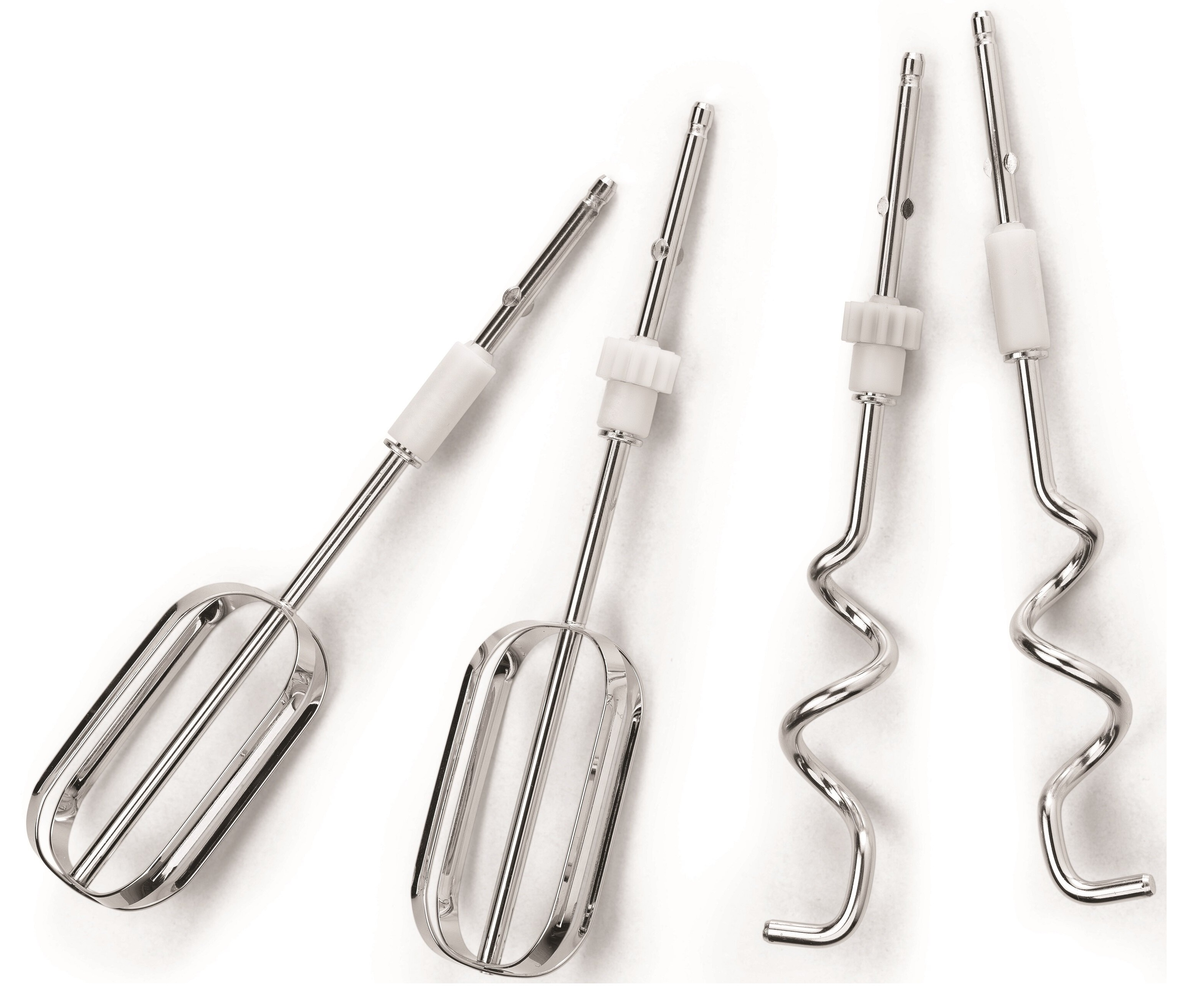 Zbliżenie na cztery przystawki do miksera: dwie trzepaczki i dwa haki do ciasta, wszystkie srebrne na białym tle.