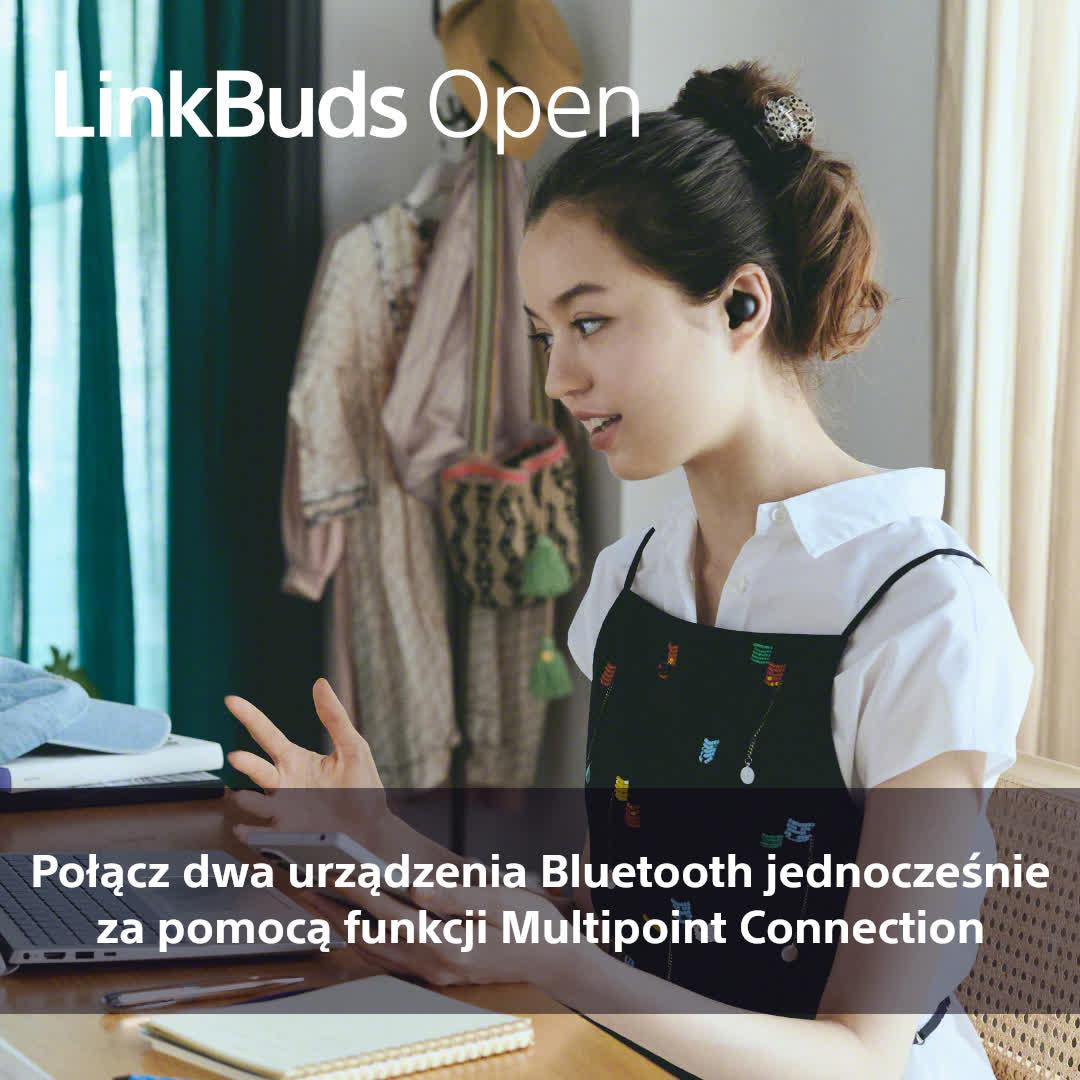 Kobieta ma na sobie słuchawki, siedzi przy biurku i używa laptopa.