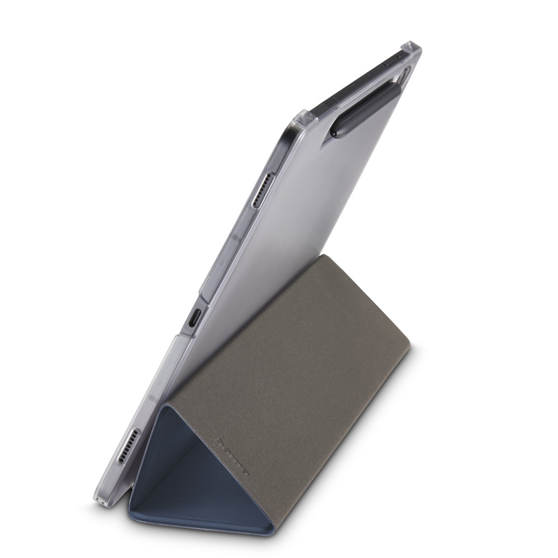 Tablet in einer Hülle, auf einem Ständer. Die Hülle ist grau, der Ständer graublau. Weißer Hintergrund.