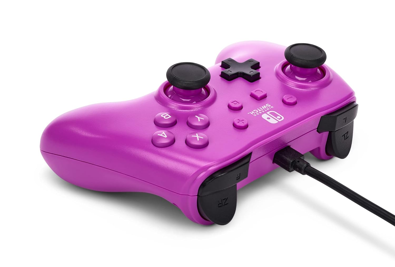 Siyah düğmeli mor bir Nintendo Switch kontrolcüsü, siyah bir kablo takılı.
