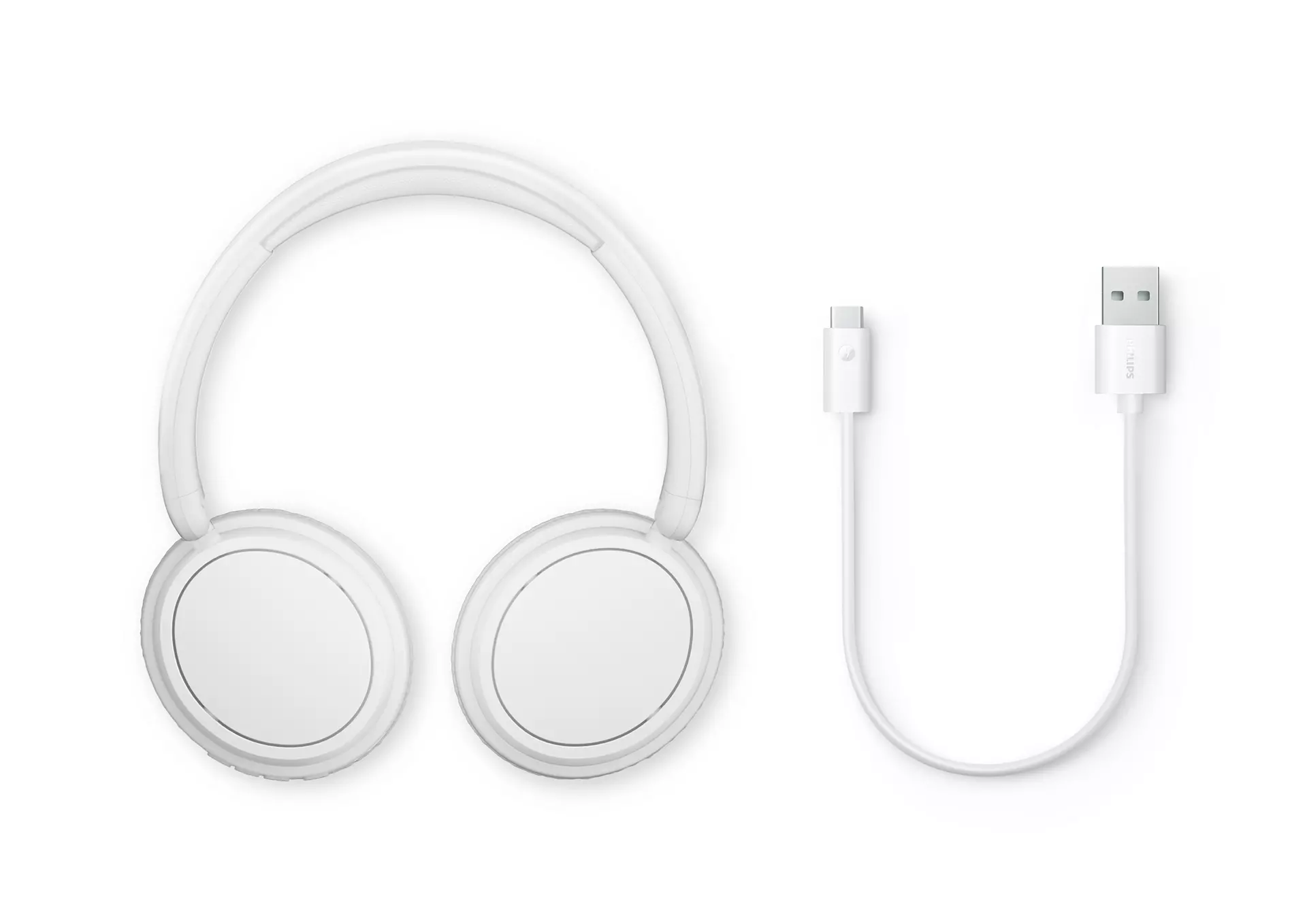 Beyaz kulaklıklar ve beyaz arka planda USB-C kablosu.
