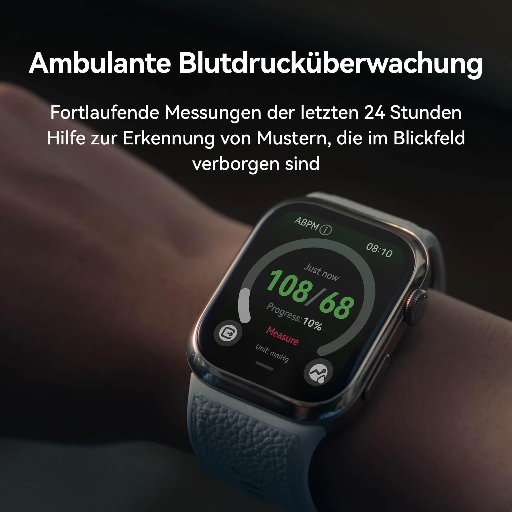 Handgelenk mit Smartwatch, die Blutdruckdaten anzeigt. Die Uhr ist weiß.