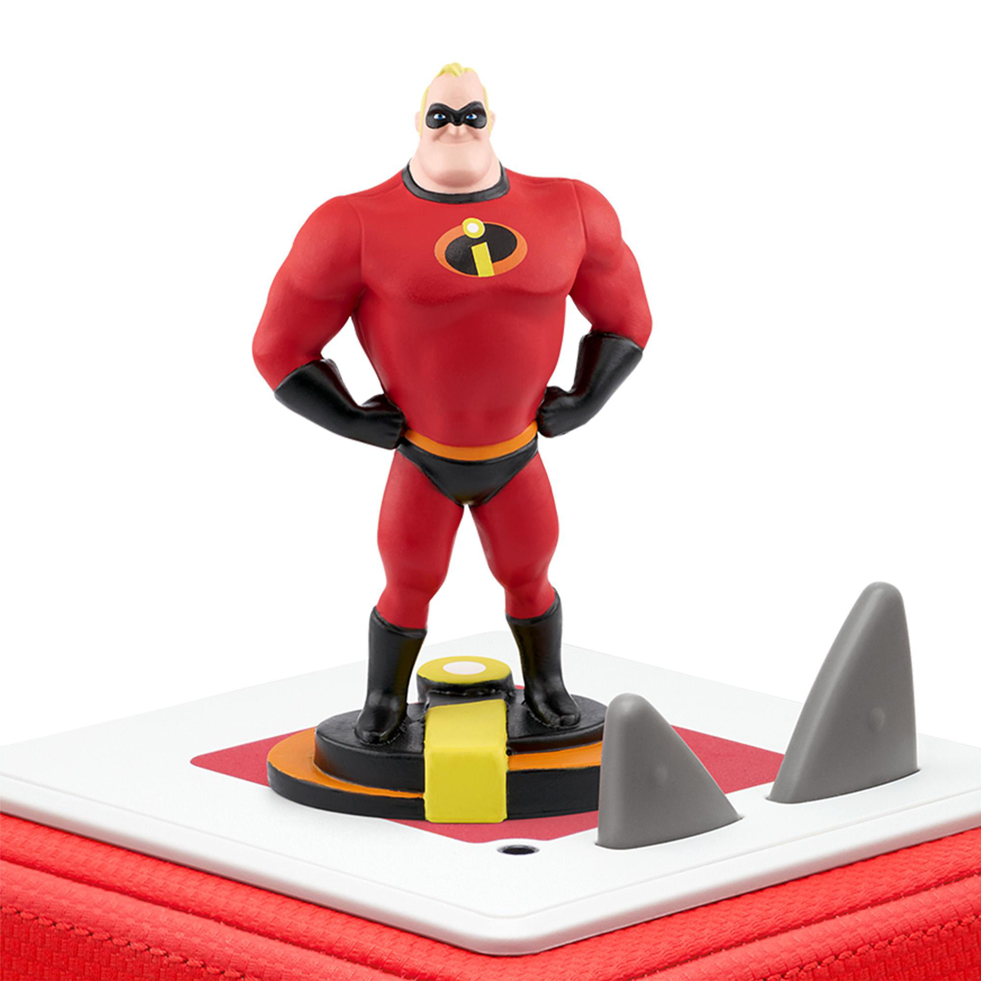 Mr. Incredible-Figur auf einer Plattform mit Haifischflossen-Dekorationen.