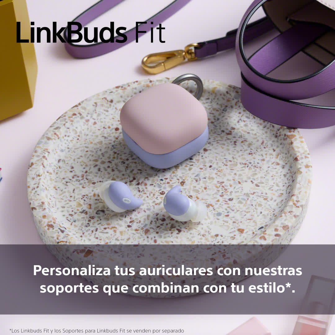 Una tira de luz LED blanca enrollada, con un adaptador de corriente, unidad de control y clips de montaje.