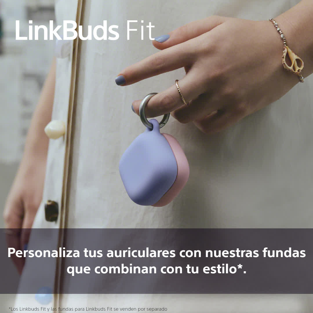 Mano sosteniendo una funda. Texto: Personaliza tus auriculares con nuestras fundas que combinan con tu estilo.
