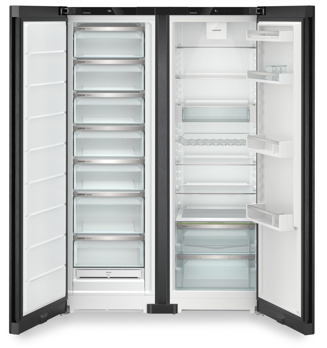 Weißer Kühlschrank in Küchenumgebung, mit Einbauschränken und Geräten.