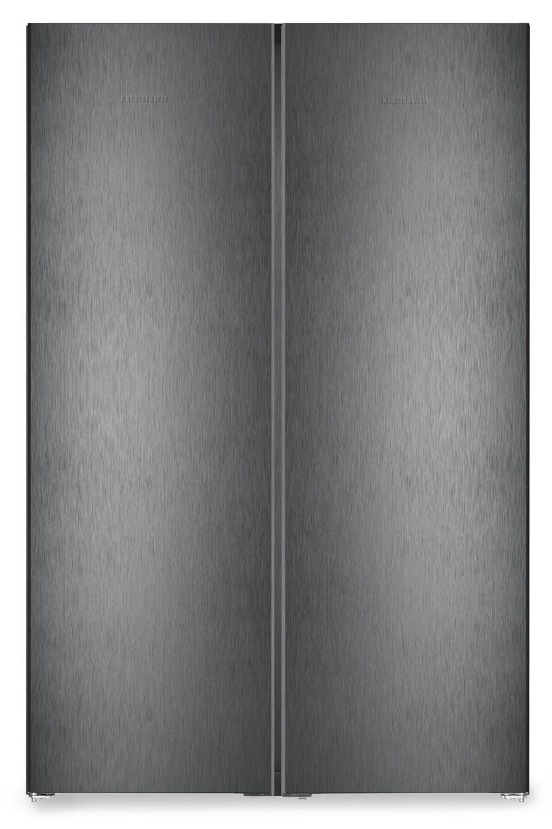 Ein doppelter Kühlschrank aus Edelstahl, geschlossen und stehend.