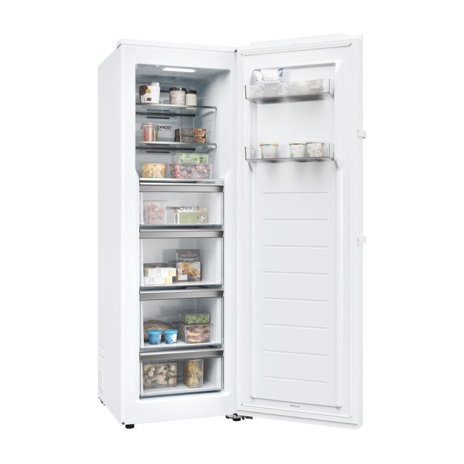 Frigorifero bianco con la porta aperta, che rivela ripiani e cassetti pieni di generi alimentari.