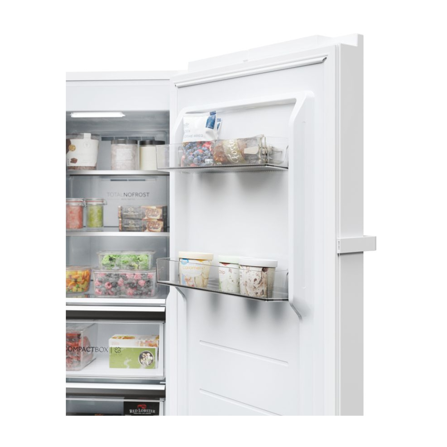 Frigorifero aperto con ripiani, contenente alimenti. Contenitori e cassetti trasparenti visibili. Interno bianco.