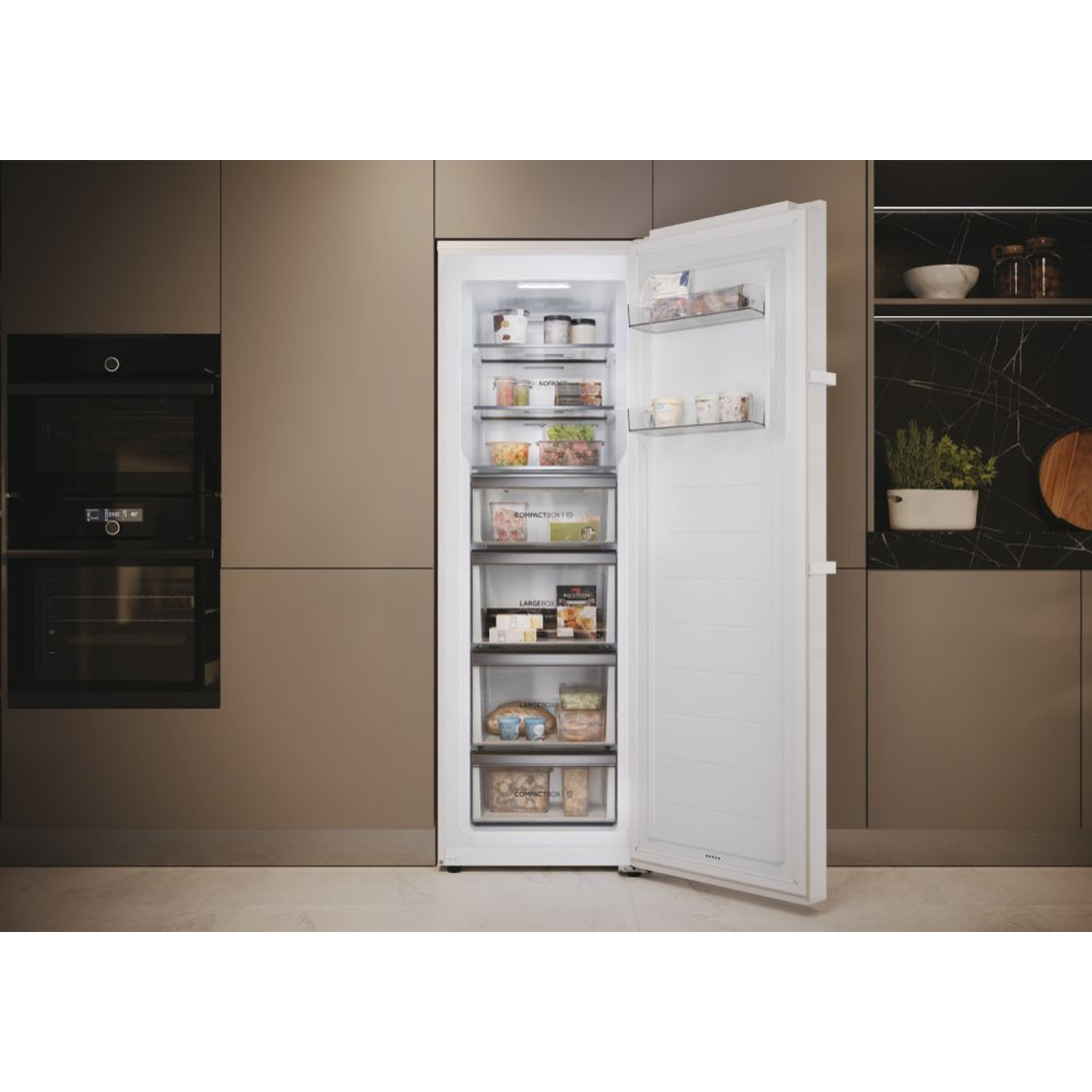 Frigorifero bianco con porta aperta, pieno di cibo, in una cucina moderna.