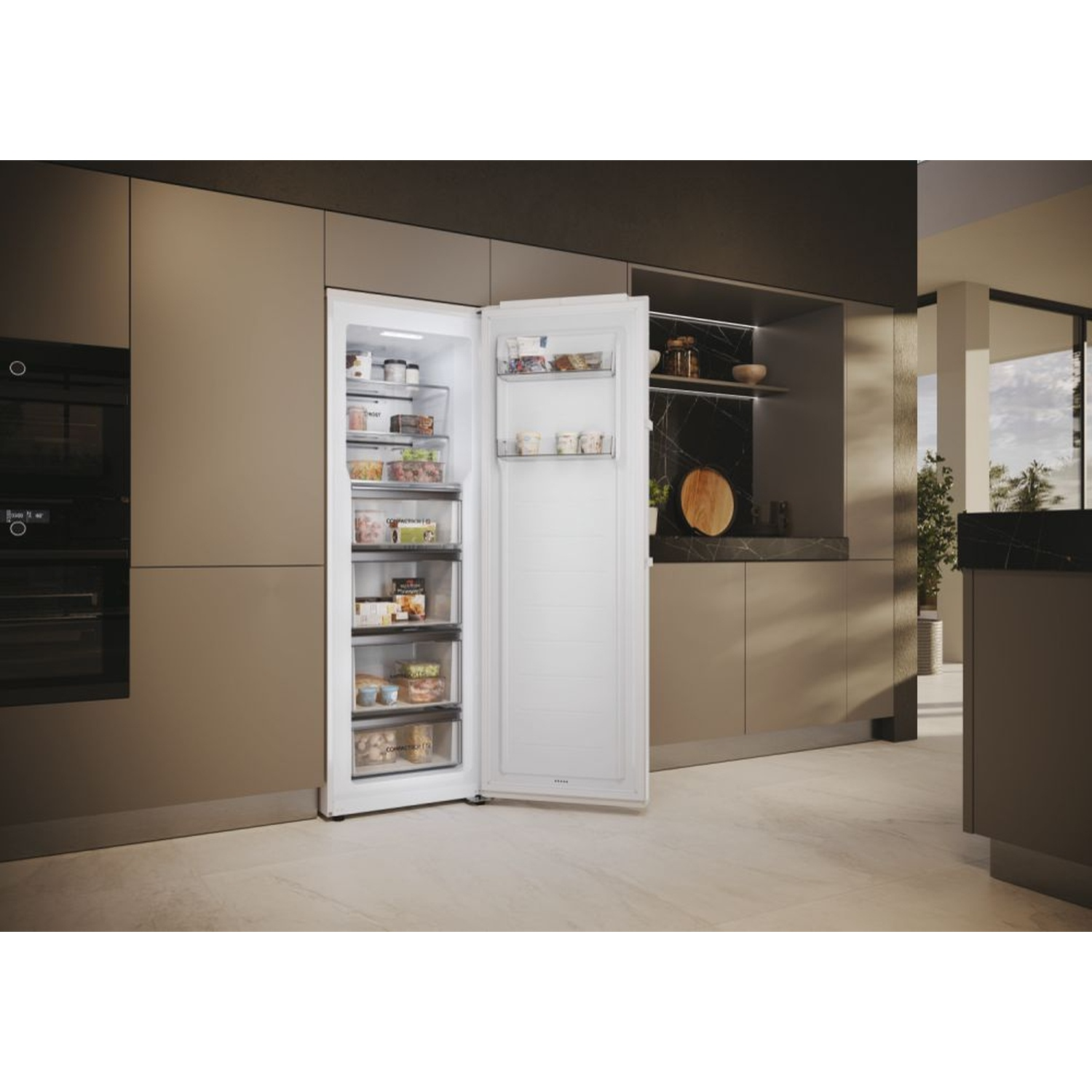 Un frigorifero moderno con la porta aperta, pieno di generi alimentari, in un contesto cucina.
