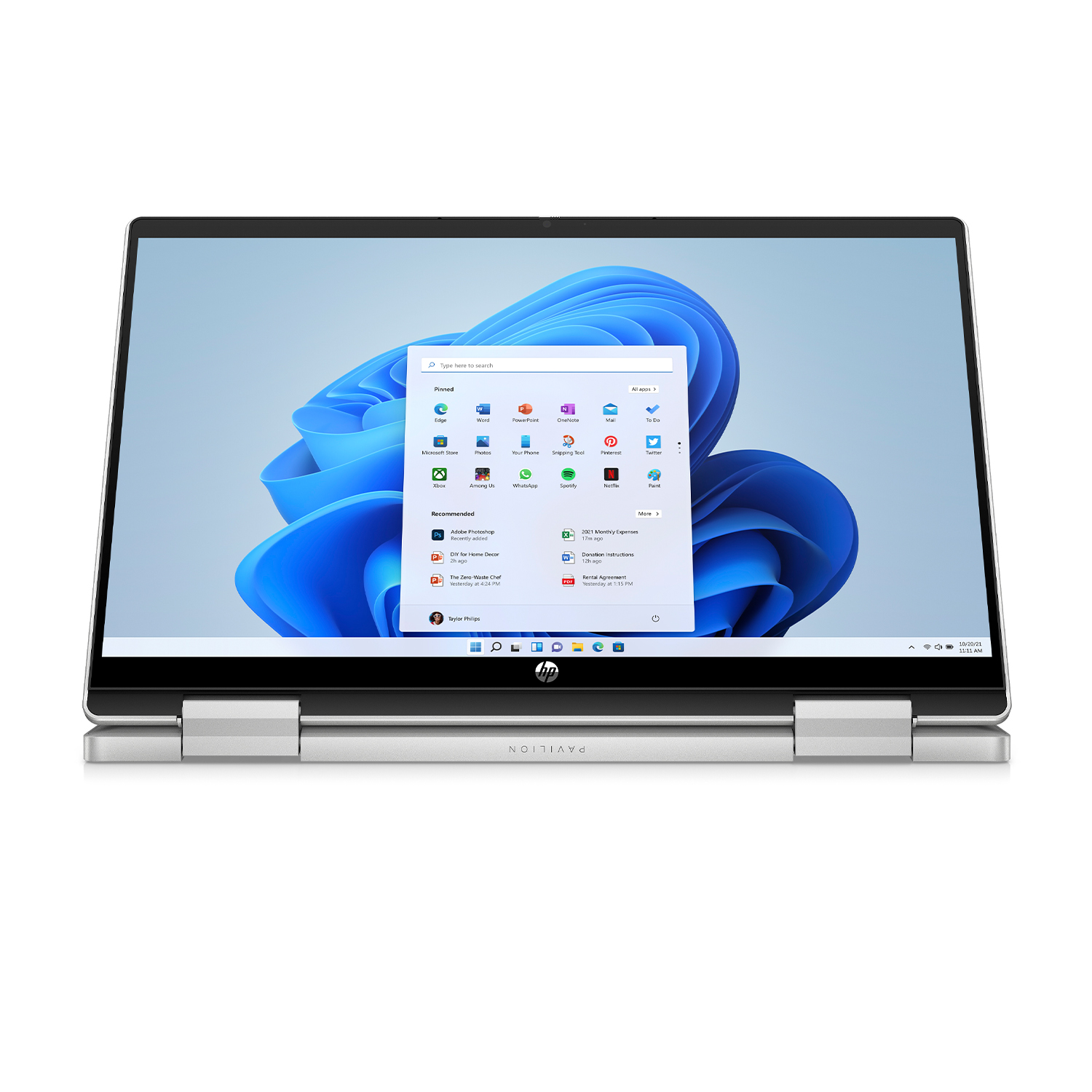 Un laptop argentato con lo schermo che mostra la schermata iniziale di Windows 11.