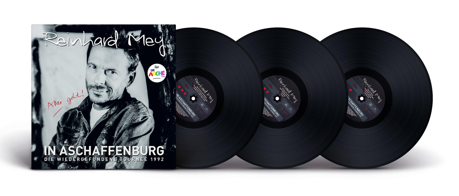 Drei schwarze Schallplatten neben einer Plattenhülle mit einem Bild eines Mannes und Text.