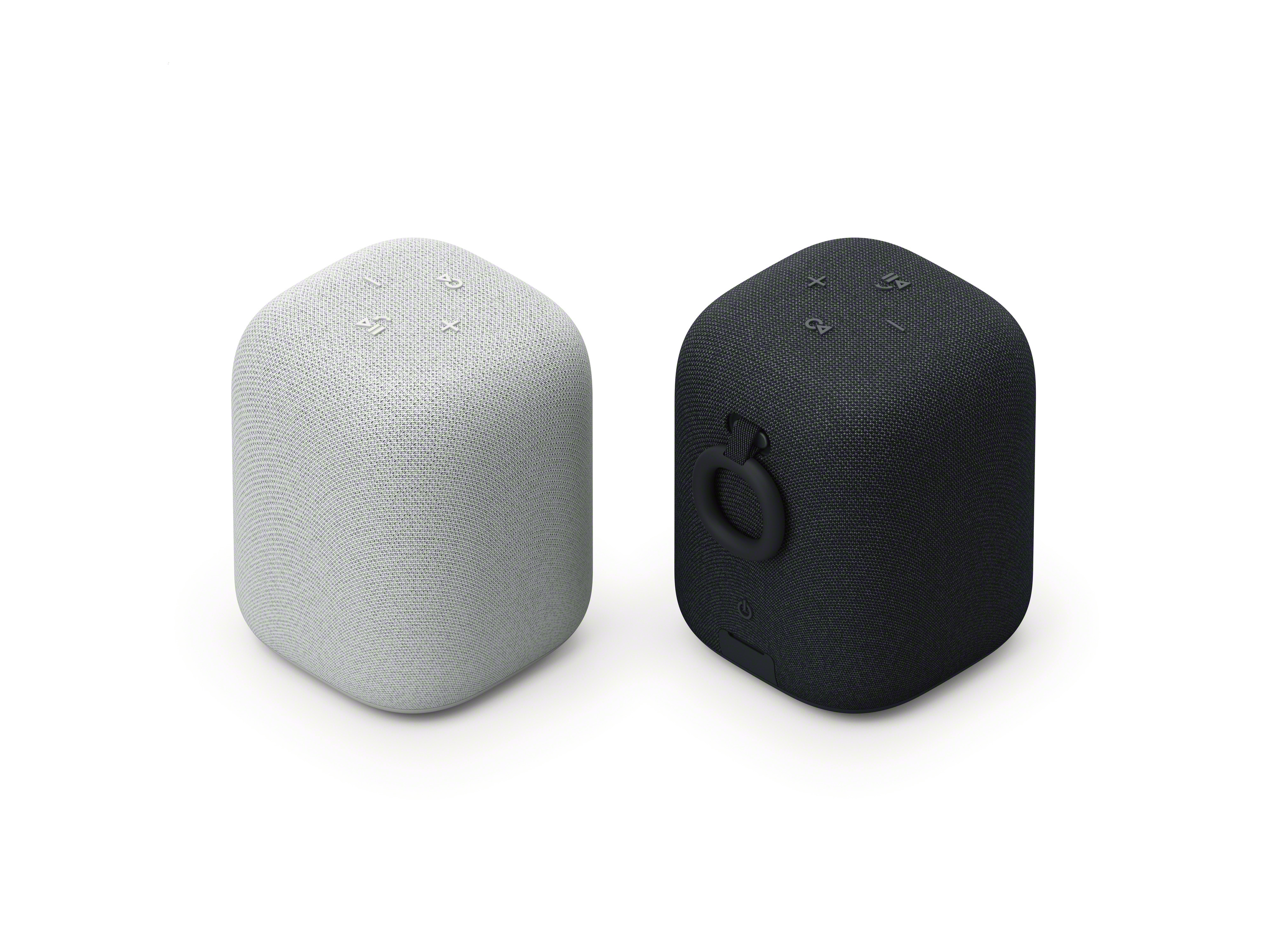 Due altoparlanti a forma di cubo, uno bianco e uno nero, affiancati su una superficie bianca.