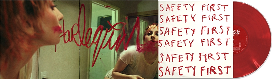 Frau mit roten Lippenstiftverschmierungen auf Spiegel. Schallplatte mit 'SAFETY FIRST'.