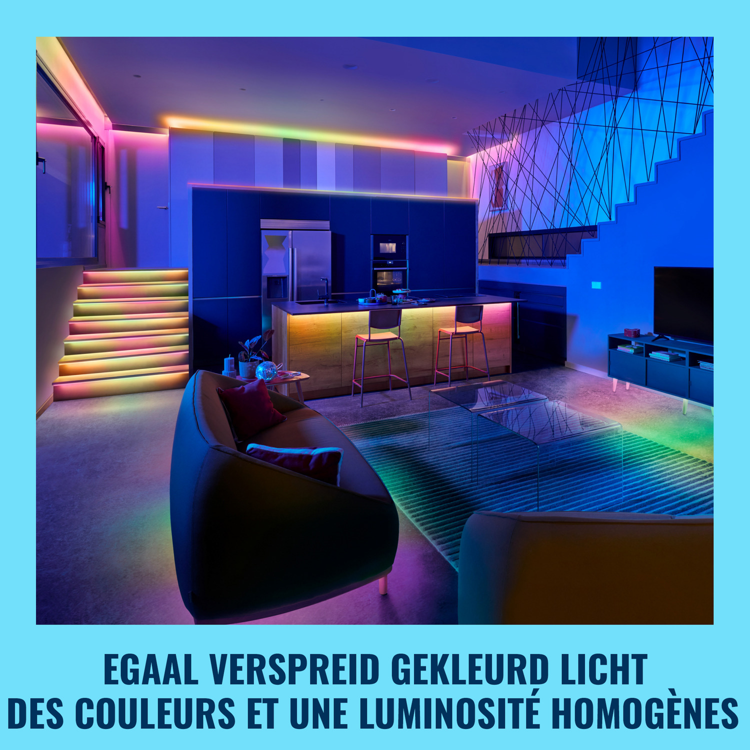 Salon avec des lumières colorées éclairant l'espace, y compris un canapé.