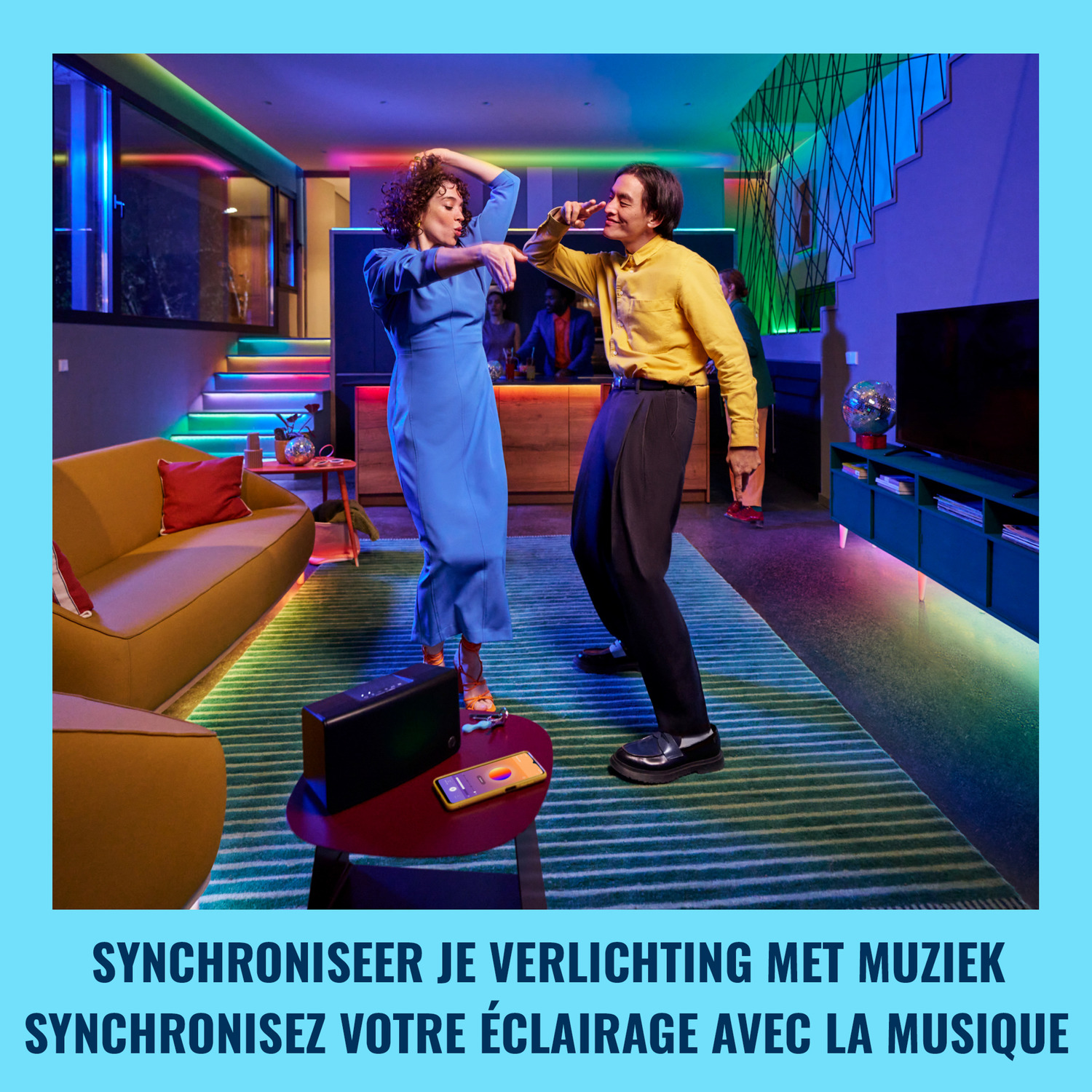 Un couple danse dans une pièce avec des lumières colorées. Texte : Synchronisez votre éclairage avec la musique.