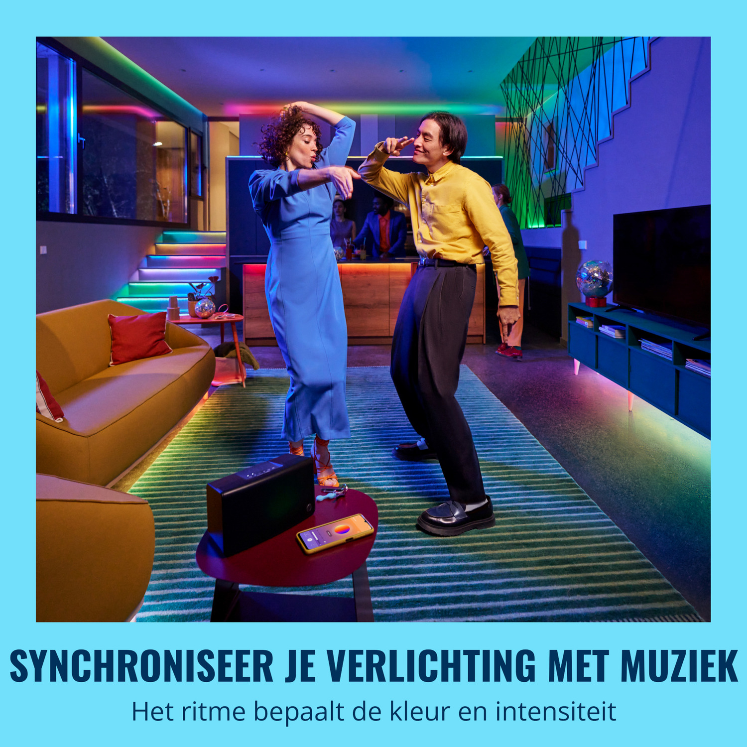 Mensen dansen in een kamer met kleurrijke lichten. Tekst luidt: 'Synchroniseer je verlichting met muziek'.