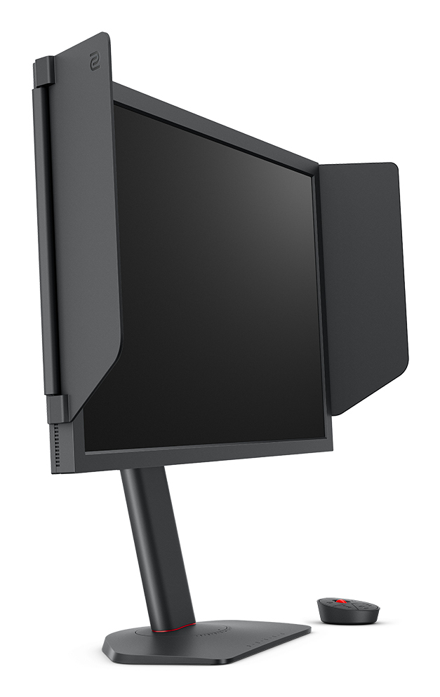 Un monitor de ordenador con pantalla negra y paneles laterales adjuntos. Hay un mando a la derecha.