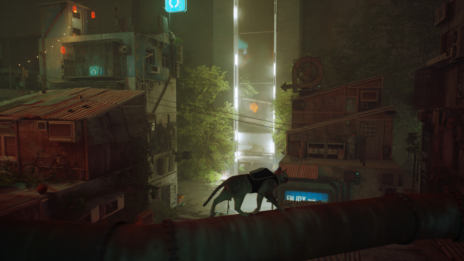 Un gato caminando sobre una tubería en un paisaje urbano nocturno, con letreros de neón y edificios.