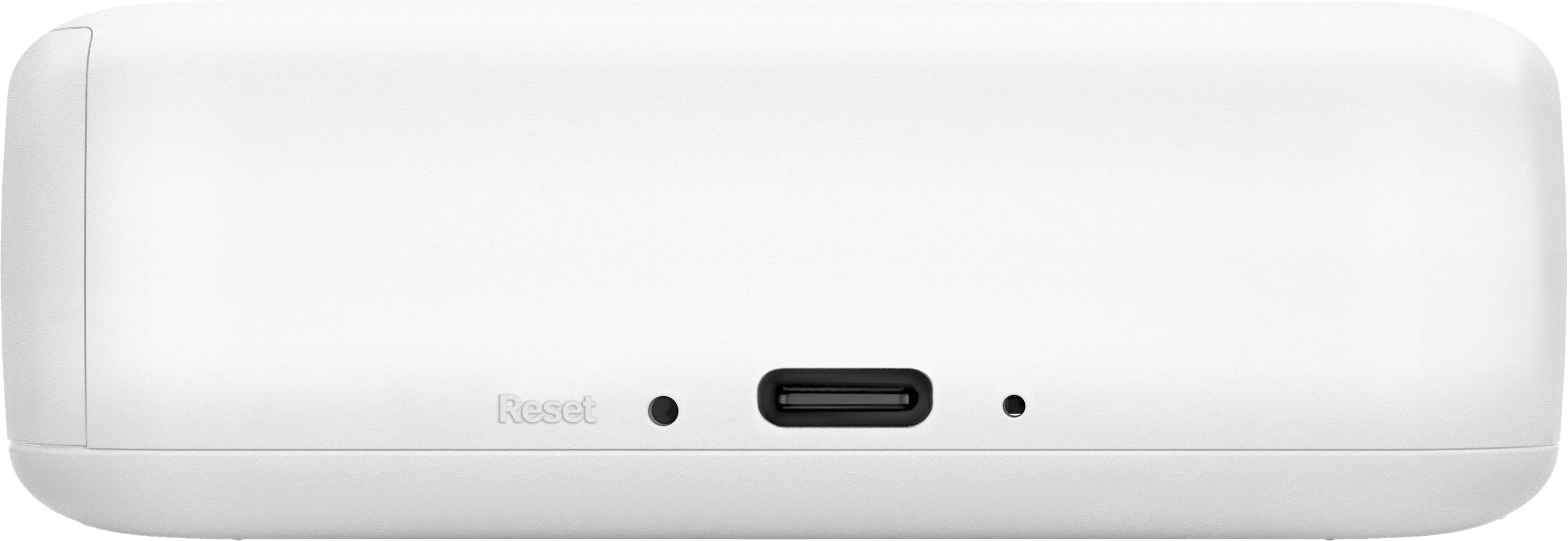 Egy fehér eszköz, amely egy USB-C portot és egy reset gombot mutat, fehér háttér.