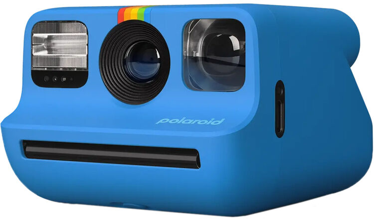 Kék Polaroid fényképezőgép, elölnézetben, vakuval, objektívvel és szivárványcsíkokkal.