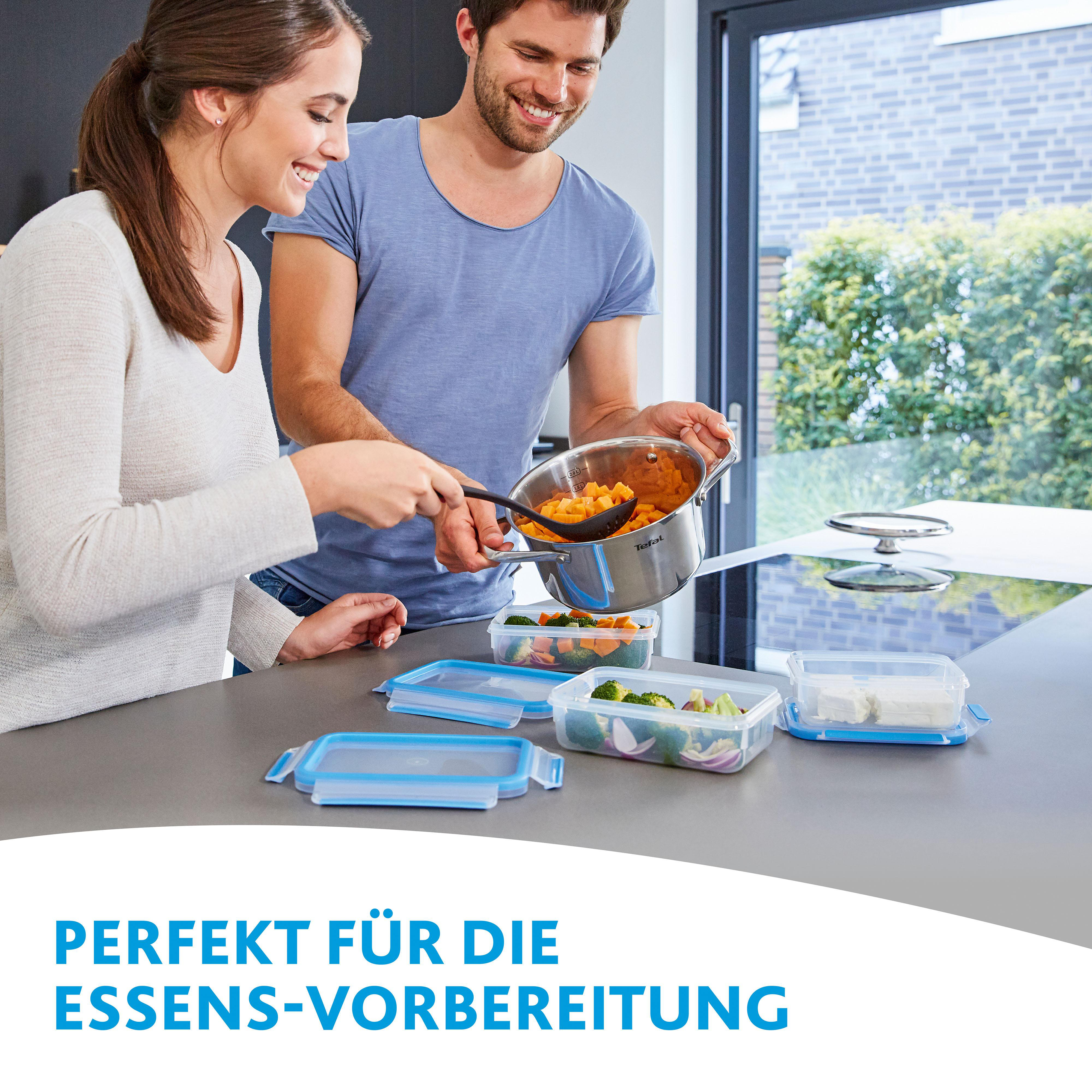 Ein Paar kocht in einer Küche. Sie stehen vor Lebensmittelbehältern. Der Text lautet 'PERFEKT FÜR DIE ESSENS-VORBEREITUNG'.
