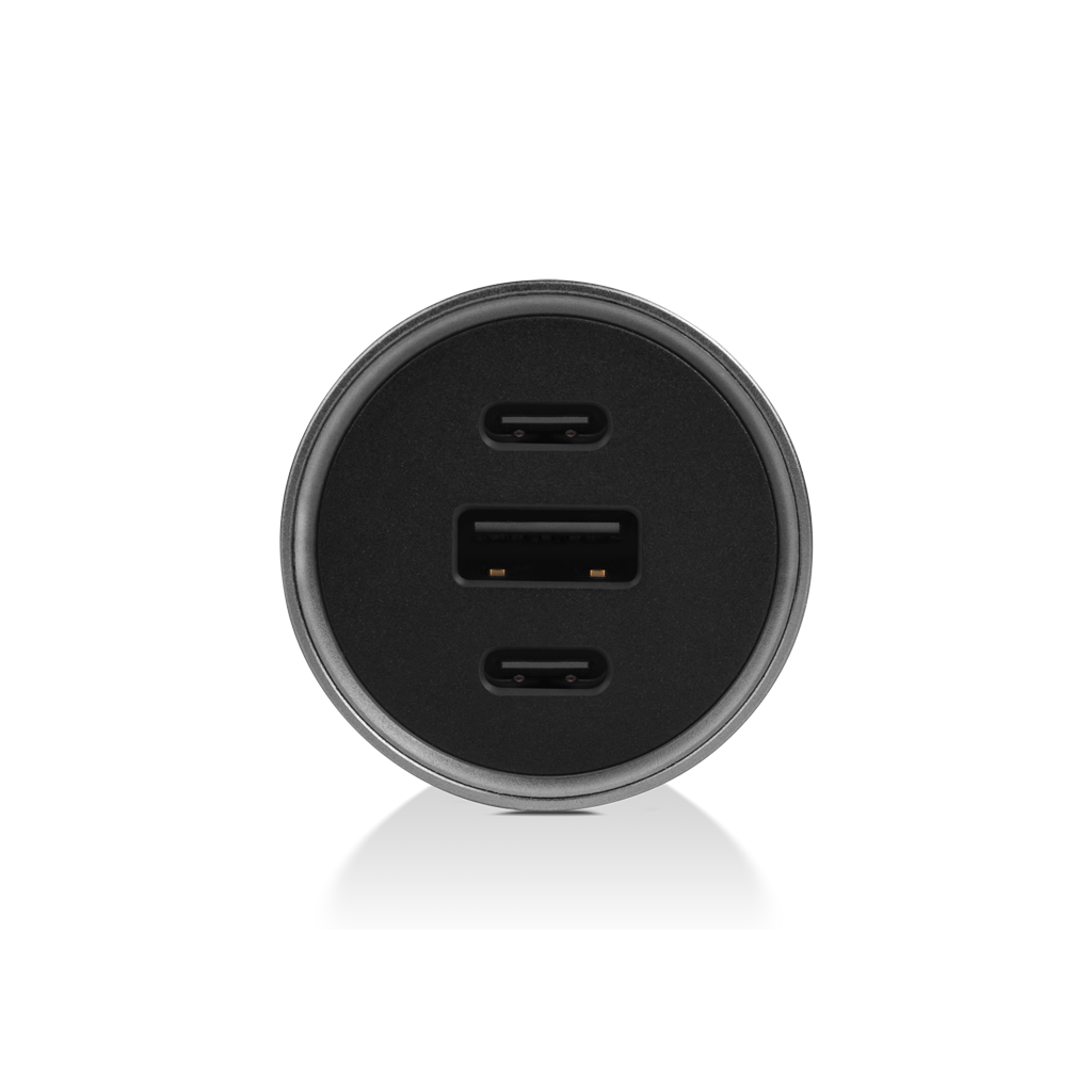Siyah USB portlu bir şarj cihazının siyah bir arka plan üzerindeki yukarıdan görünümü.