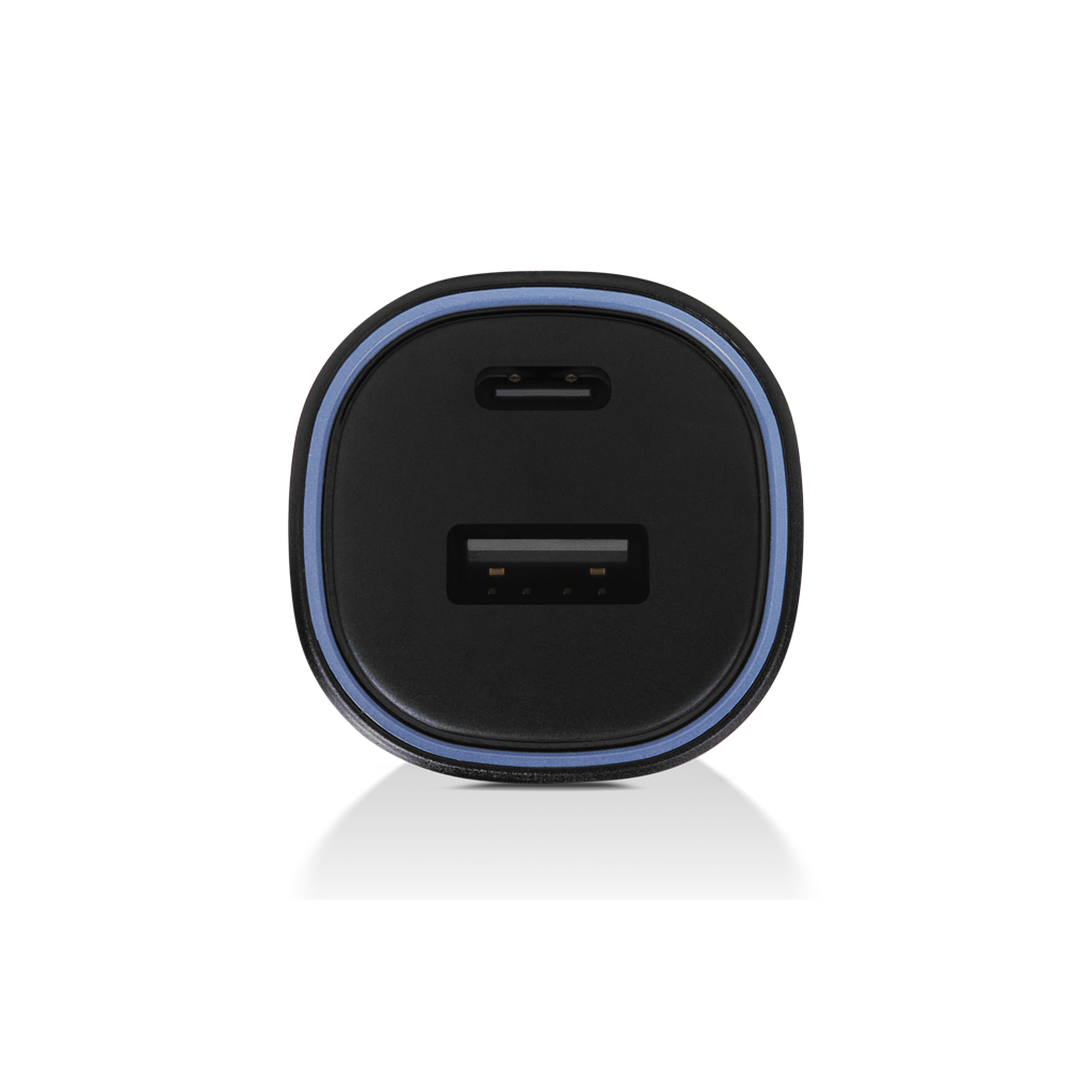 İki bağlantı noktasına ve mavi bir çerçeveye sahip siyah bir USB şarj cihazının yakın çekimi.