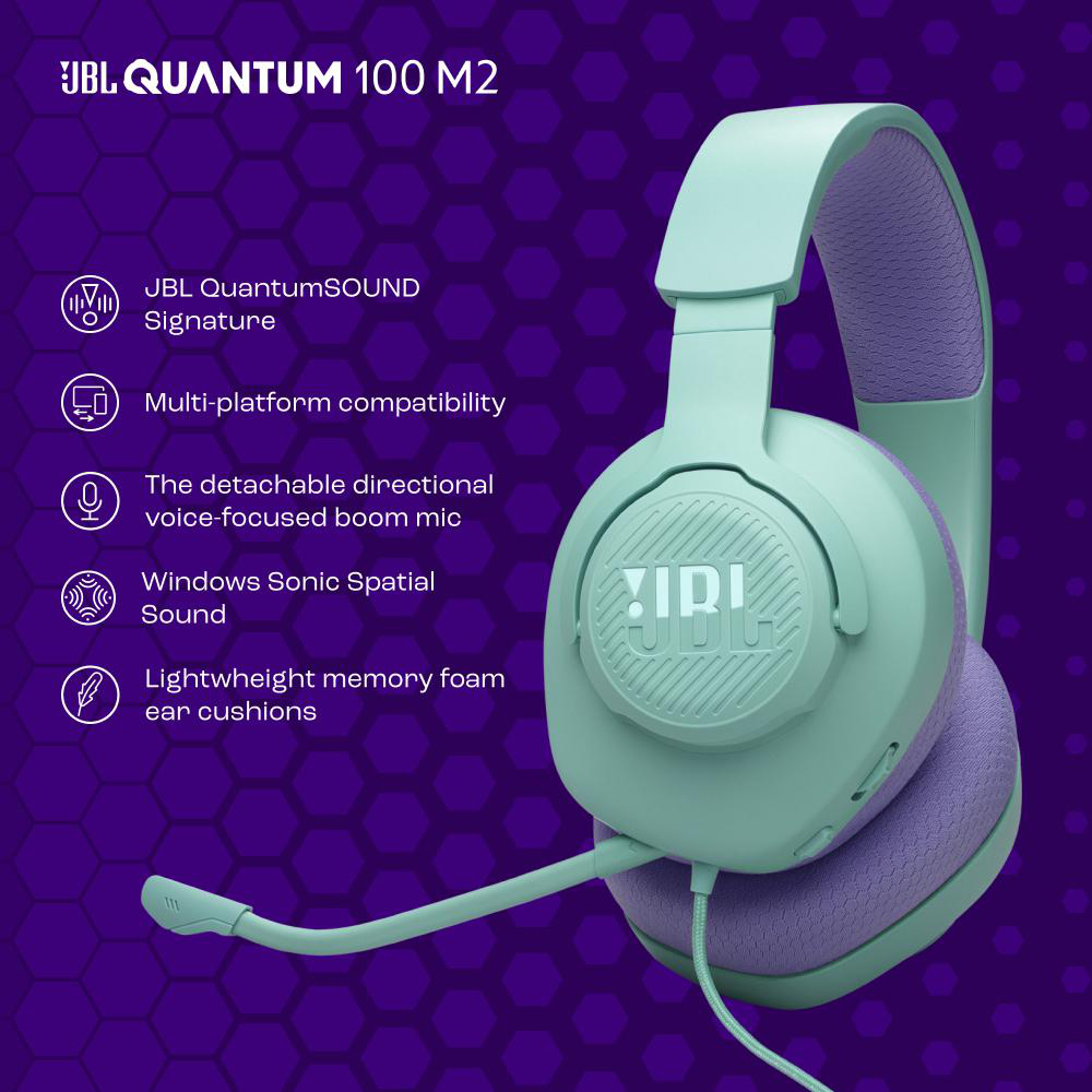 Ein mintgrünes JBL Quantum 100 M2 Headset mit Bügelmikrofon. Text beschreibt Funktionen. Lilafarbener Hintergrund.