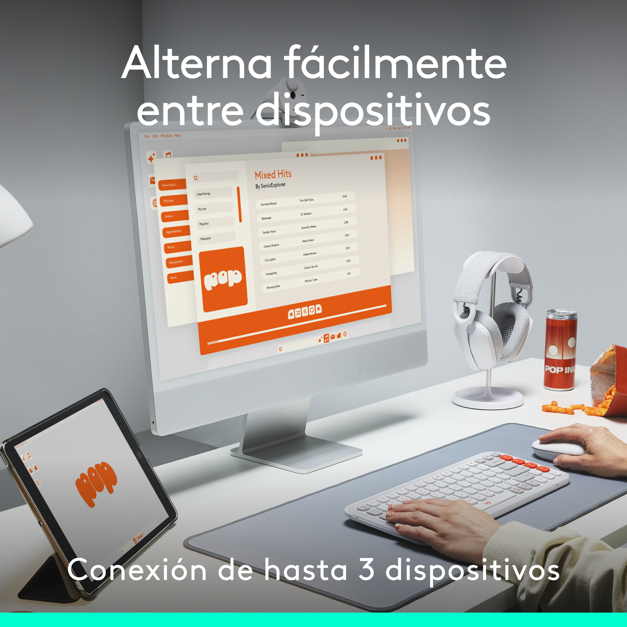 Configuración de computadora con monitor, tableta y auriculares. El texto dice 'Conecta hasta 3 dispositivos'.