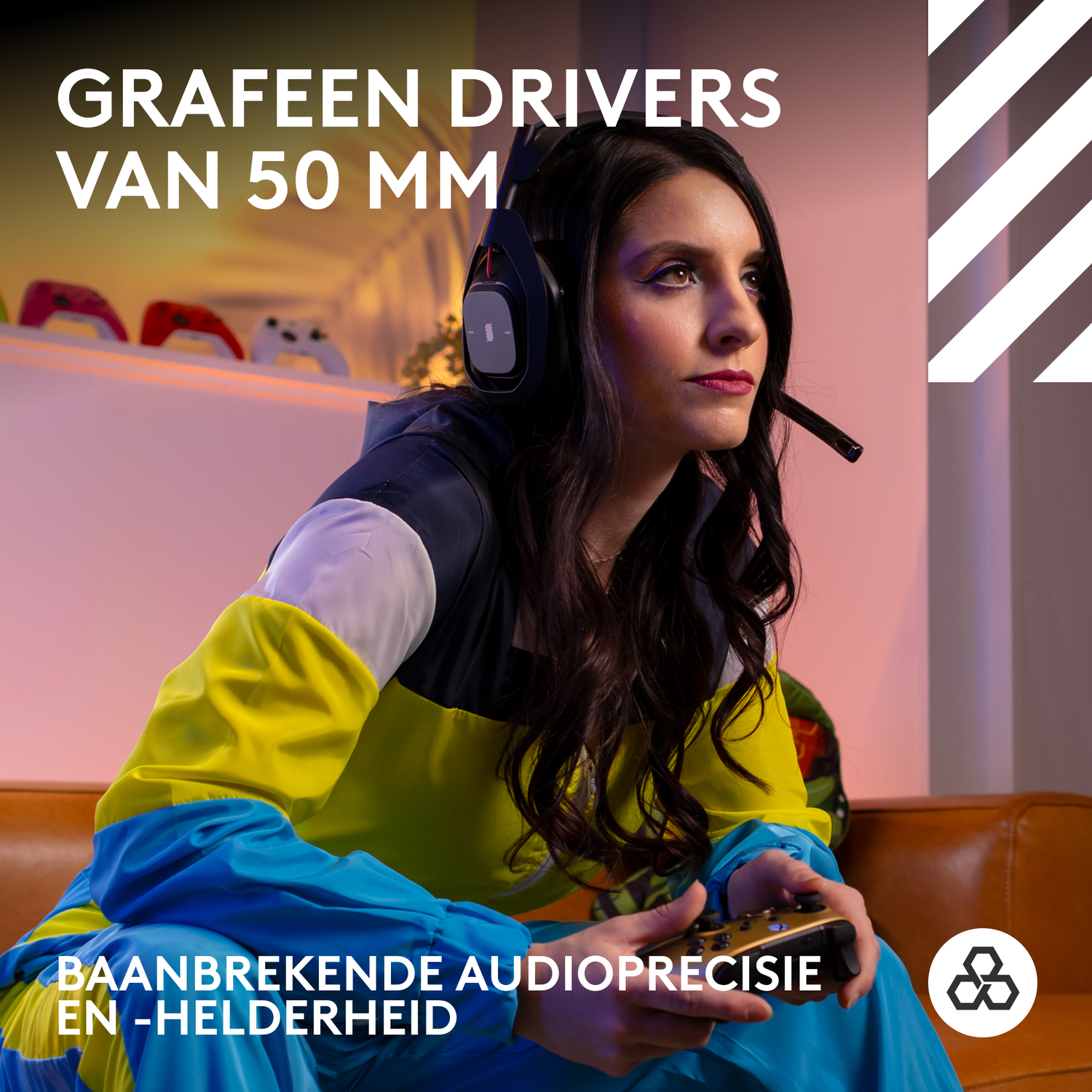 Een vrouw draagt een headset en houdt een gamecontroller vast. Tekst: GRAFEEN DRIVERS VAN 50 MM.