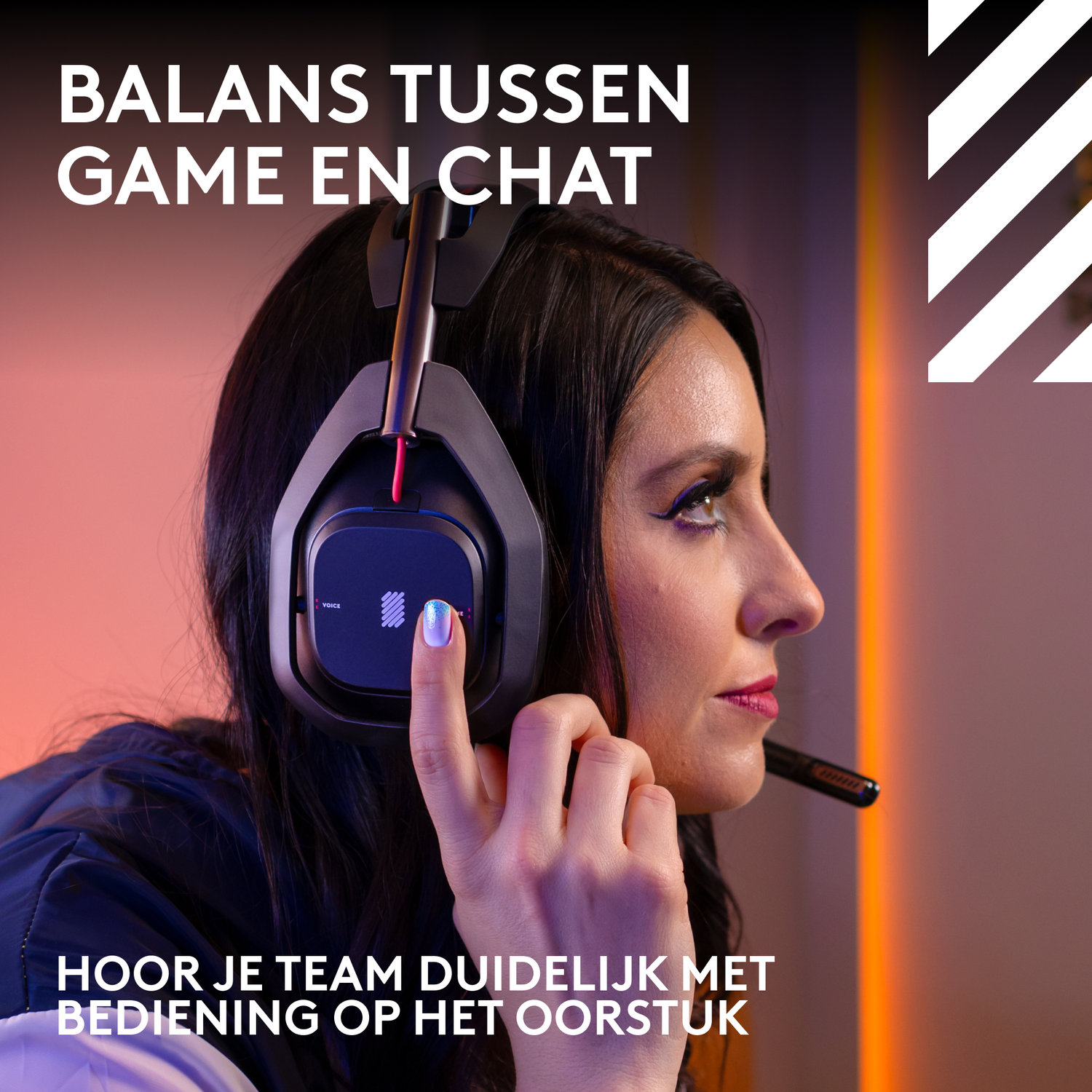 Vrouw met headset, wijzend. Tekst zegt evenwicht tussen game en chat.