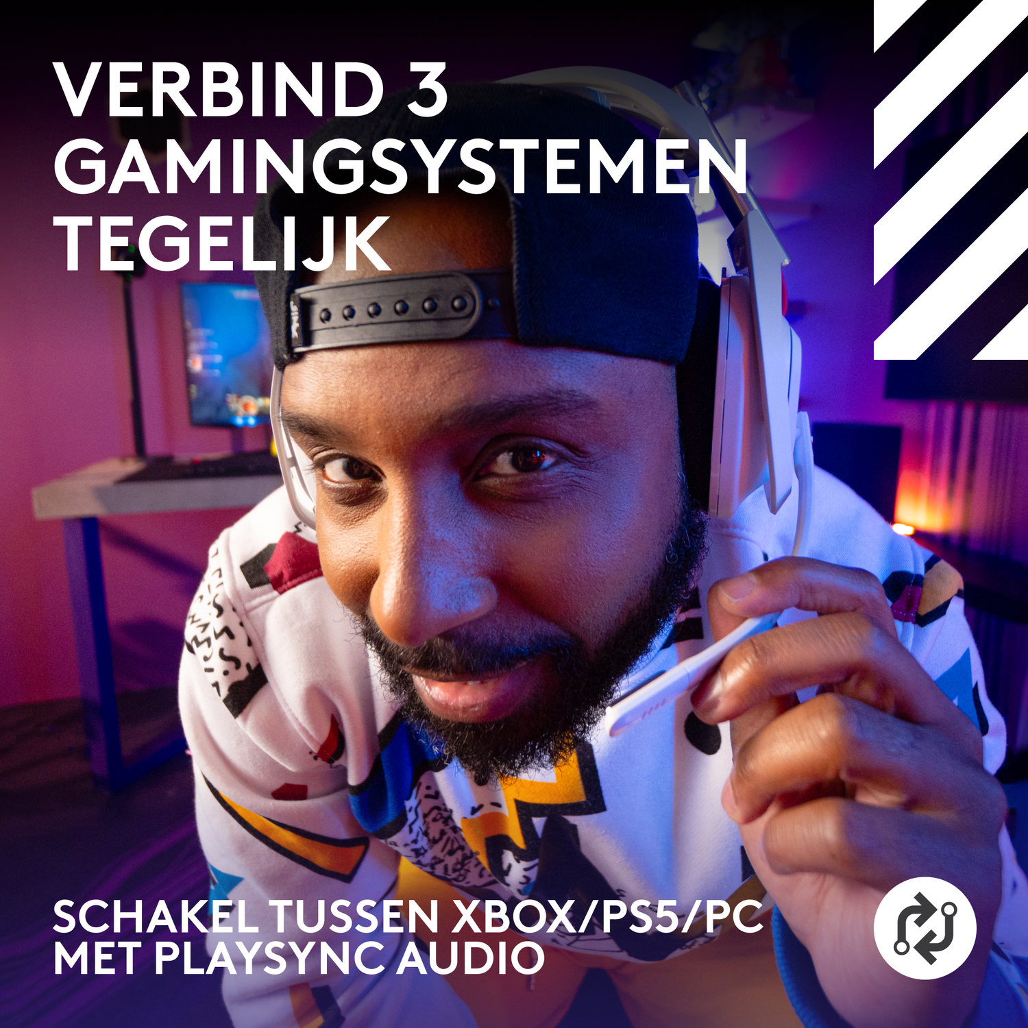 Man met koptelefoon kijkt naar de camera. Tekst: Verbind 3 gamesystemen tegelijk. Zwarte achtergrond.