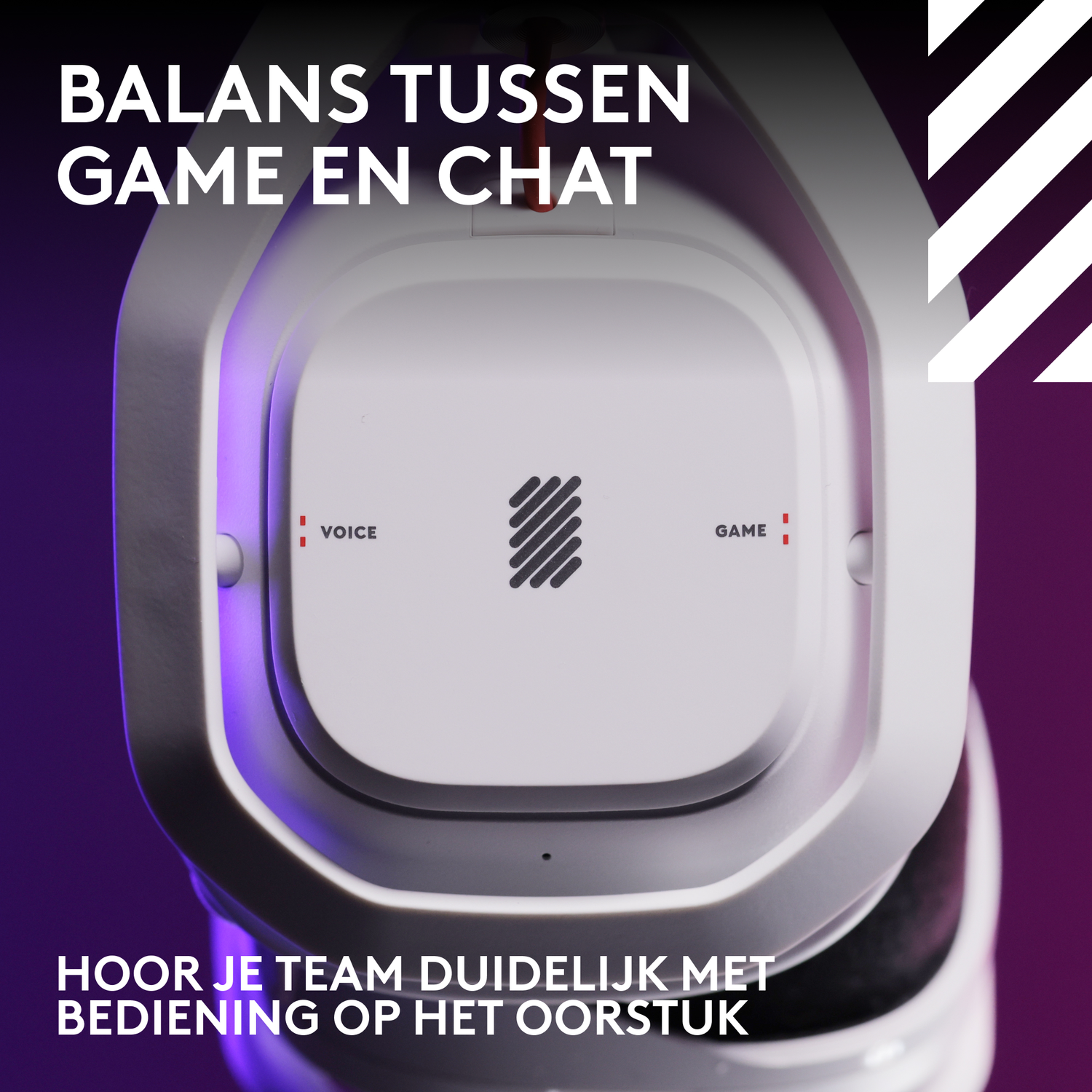 Witte gaming headset met bedieningselementen. Tekst zegt 'Evenwicht tussen game en chat'. Paarse achtergrond.