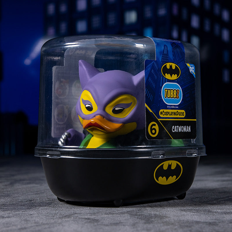 Catwoman TUBBZ figura egy átlátszó vitrinben, Batman logóval.